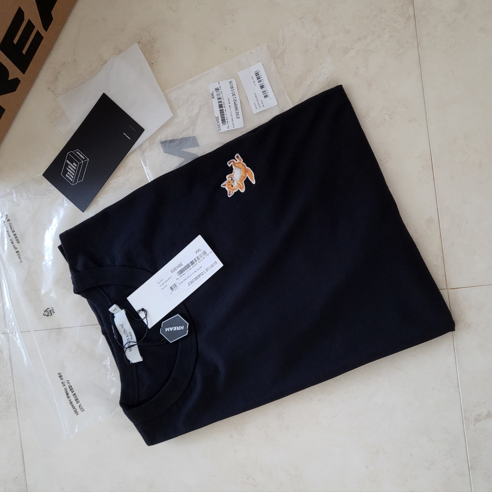 Maison Kitsune Chillax Fox Patch Classic T-Shirt Black 착용 스타일