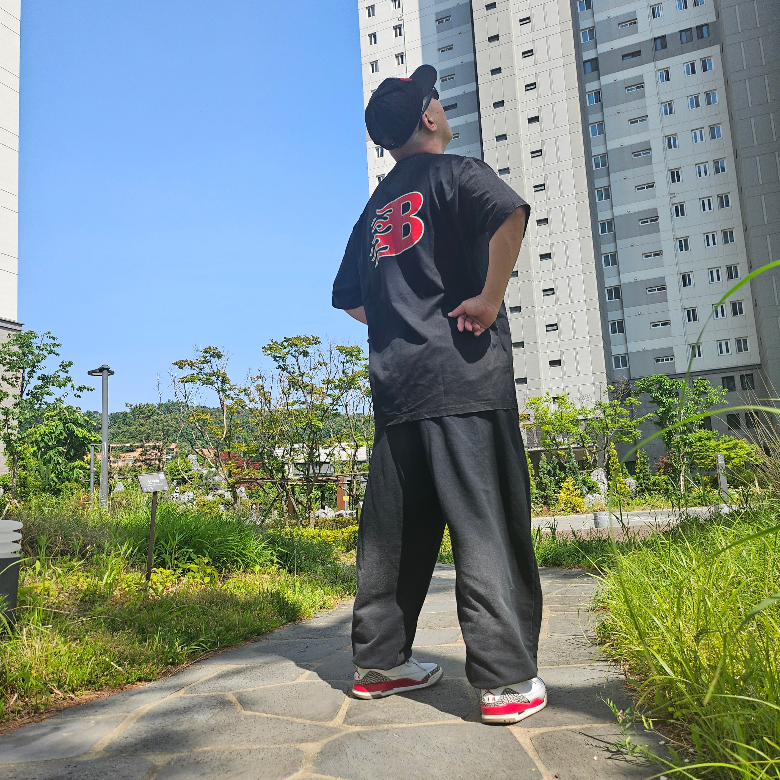 Supreme Warm Up 6-Panel Black - 23FW, Jordan 3 Retro Cardinal Red 착용 스타일 - 1
