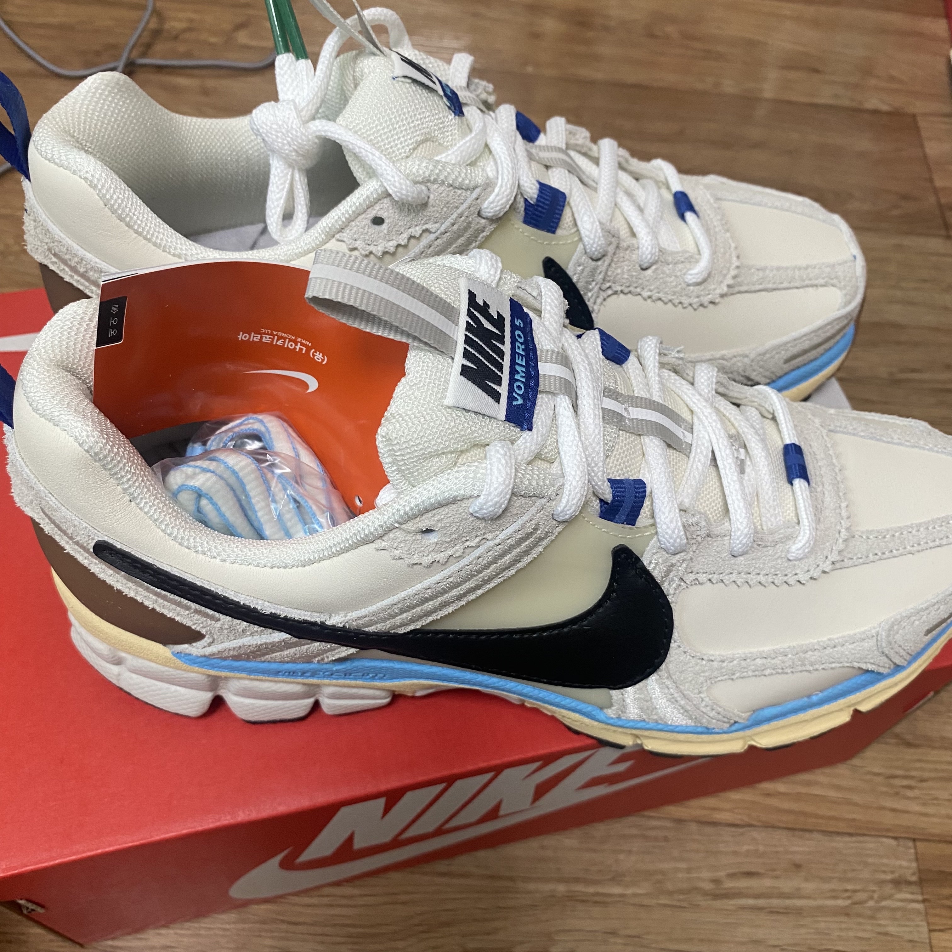 (W) Nike Zoom Vomero 5 PRM Designed by Japan 착용 스타일 - 1