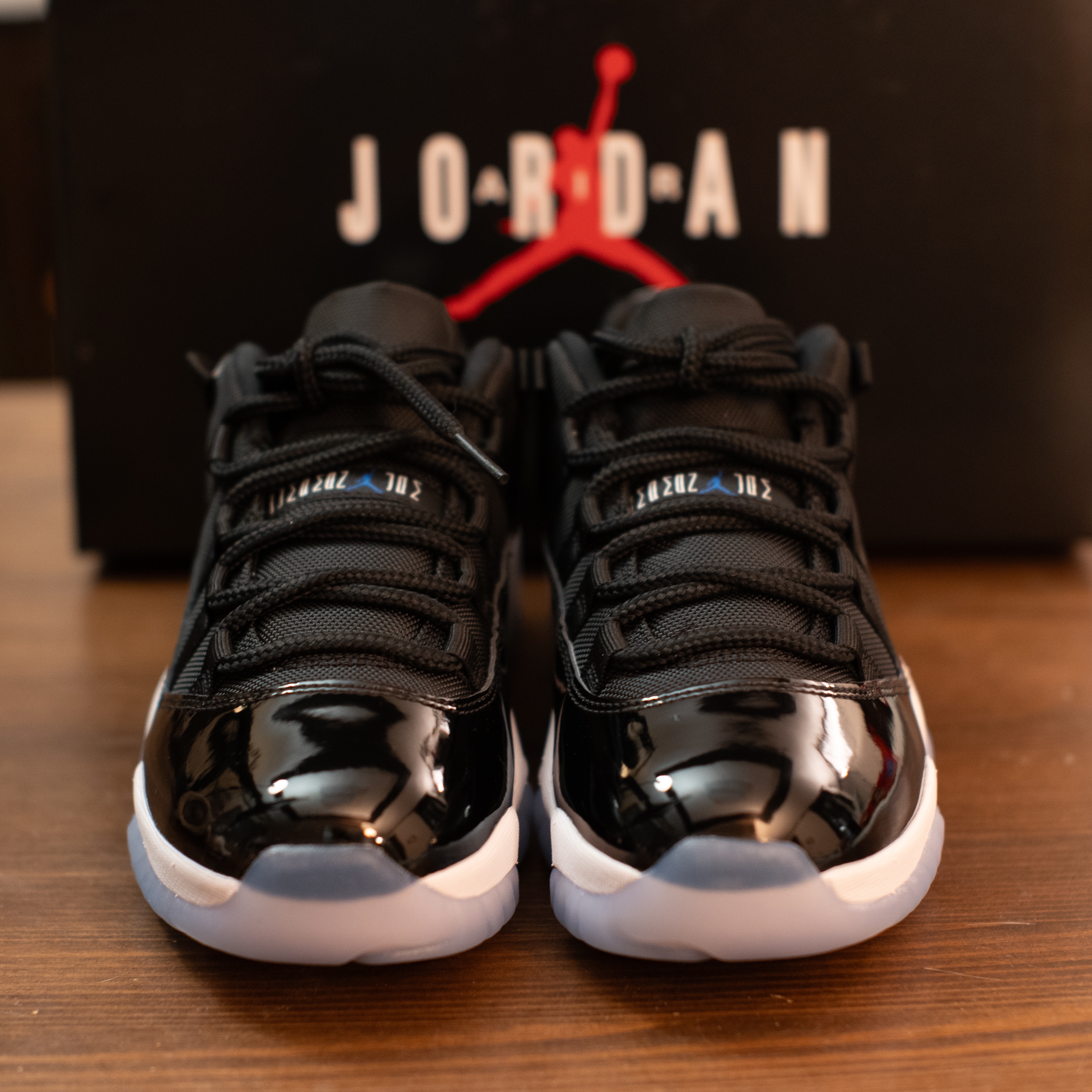 Jordan 11 Retro Low Black and Varsity Royal 착용 스타일 - 2