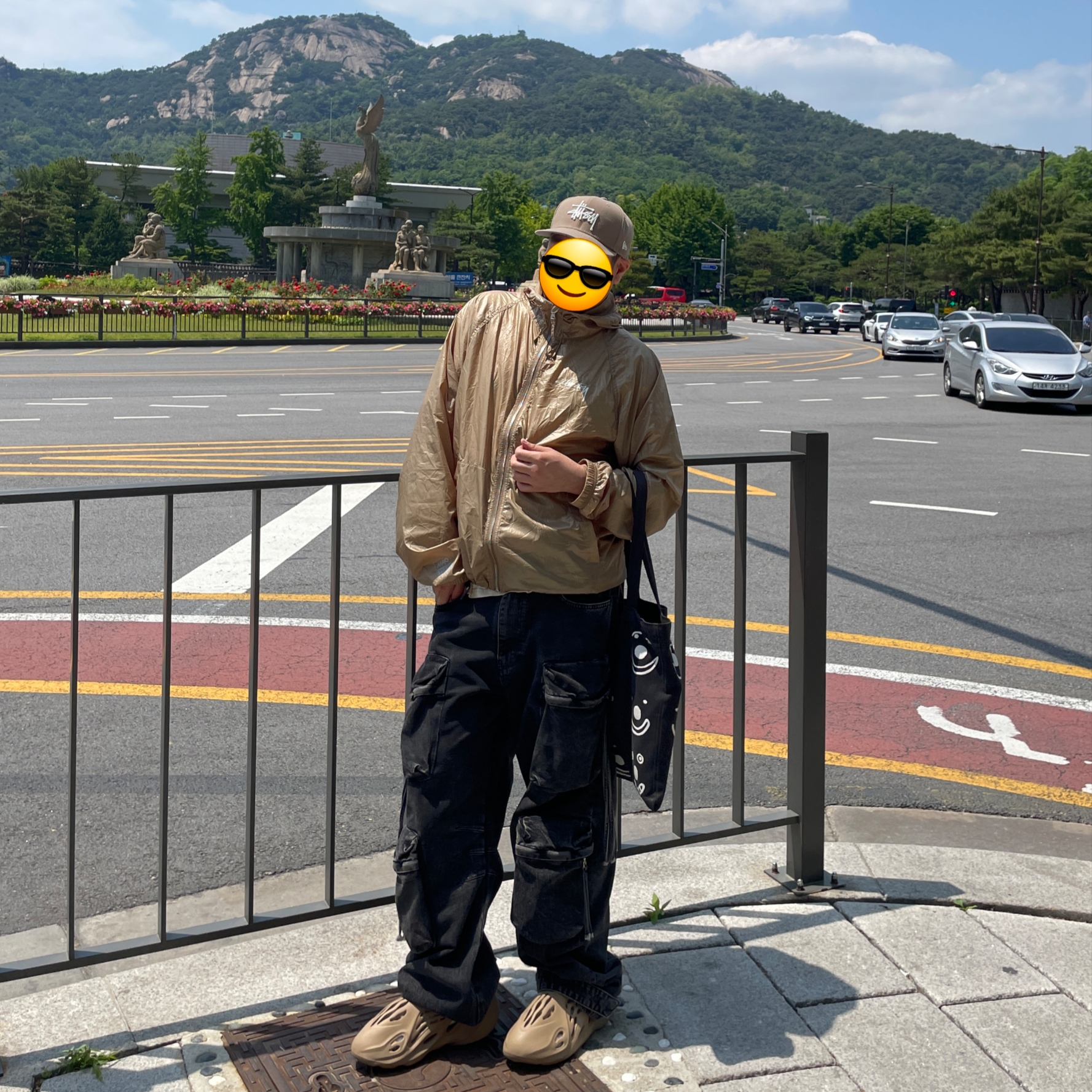 Stussy Beach Shell Wrinkled Nylon Jacket Brown, Adidas Yeezy Foam RNNR Clay Taupe 착용 스타일 - 2