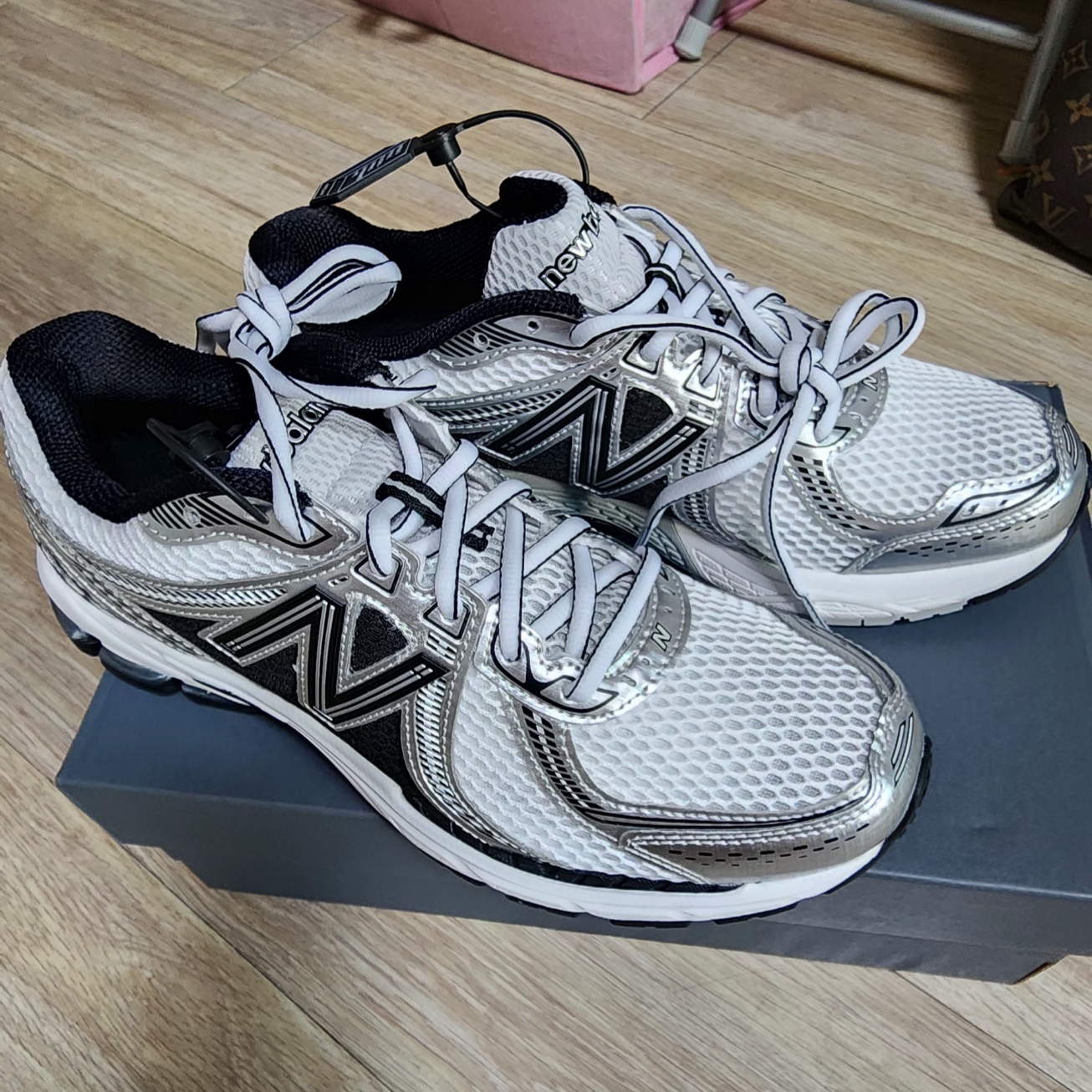 New Balance 860v2 White Black 착용 스타일