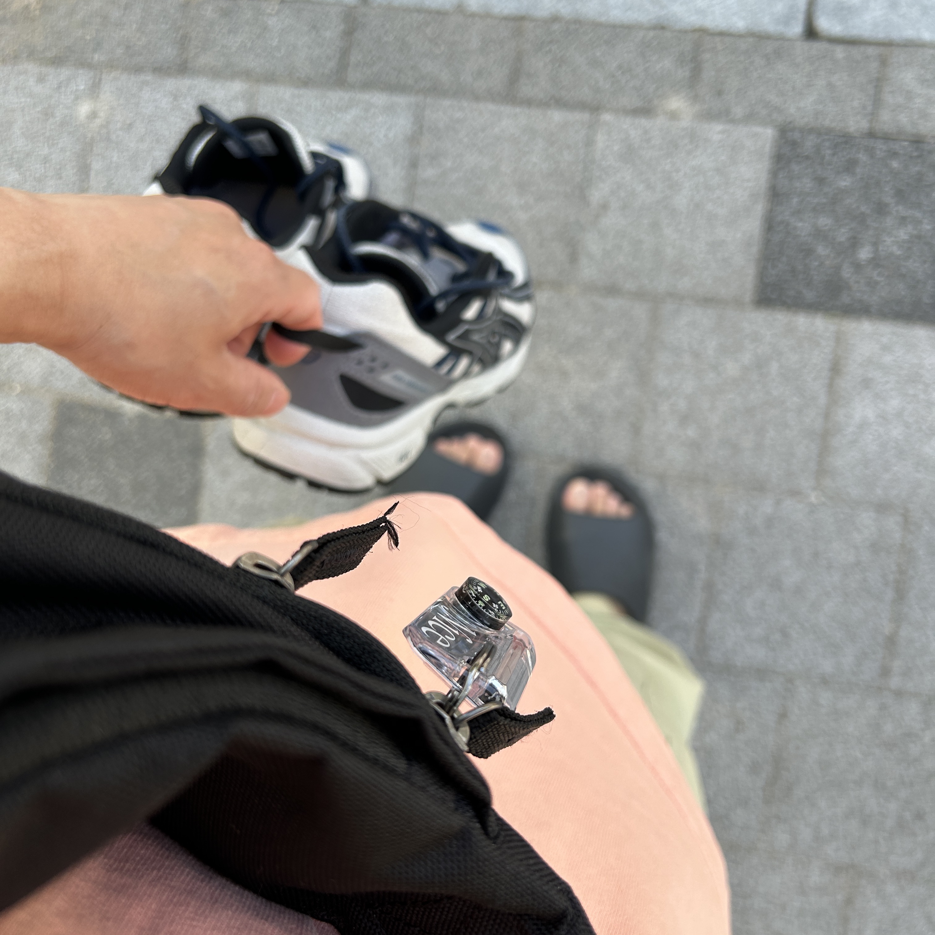 IAB Studio x Obey Eyes Icon T-Shirt Melon, Adidas Yeezy Slide Onyx 착용 스타일