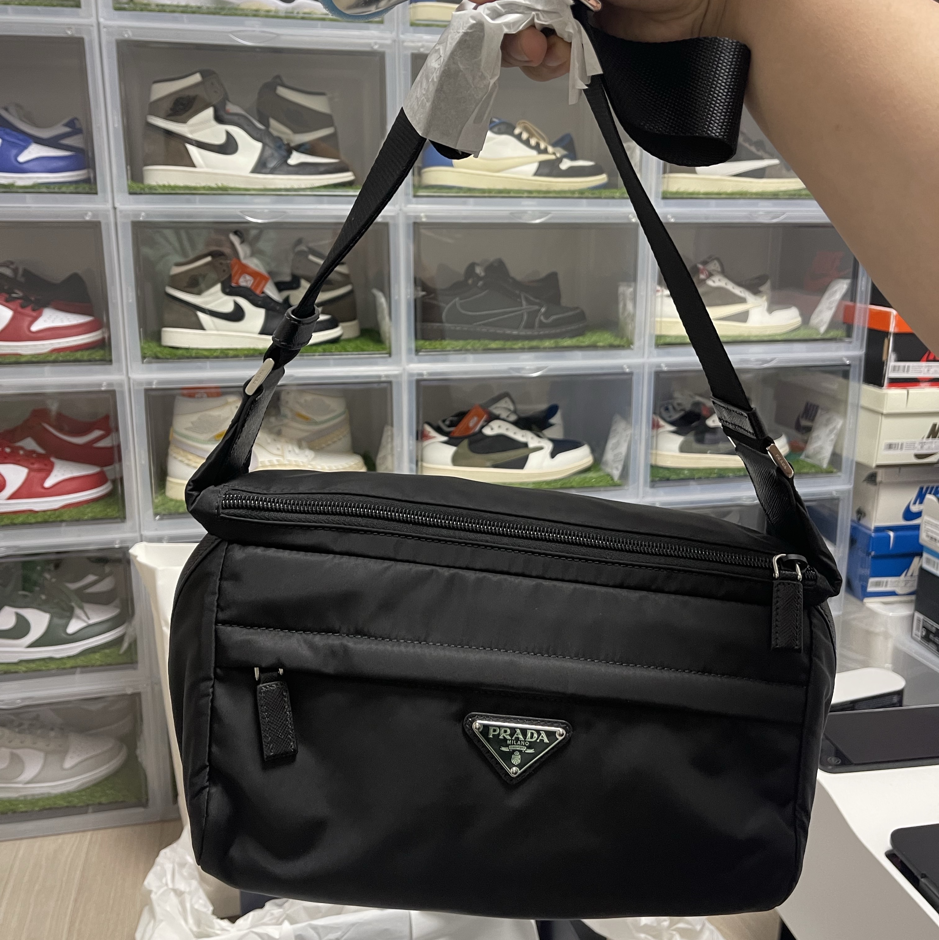 Prada Leather Shoulder Bag Black 착용 스타일