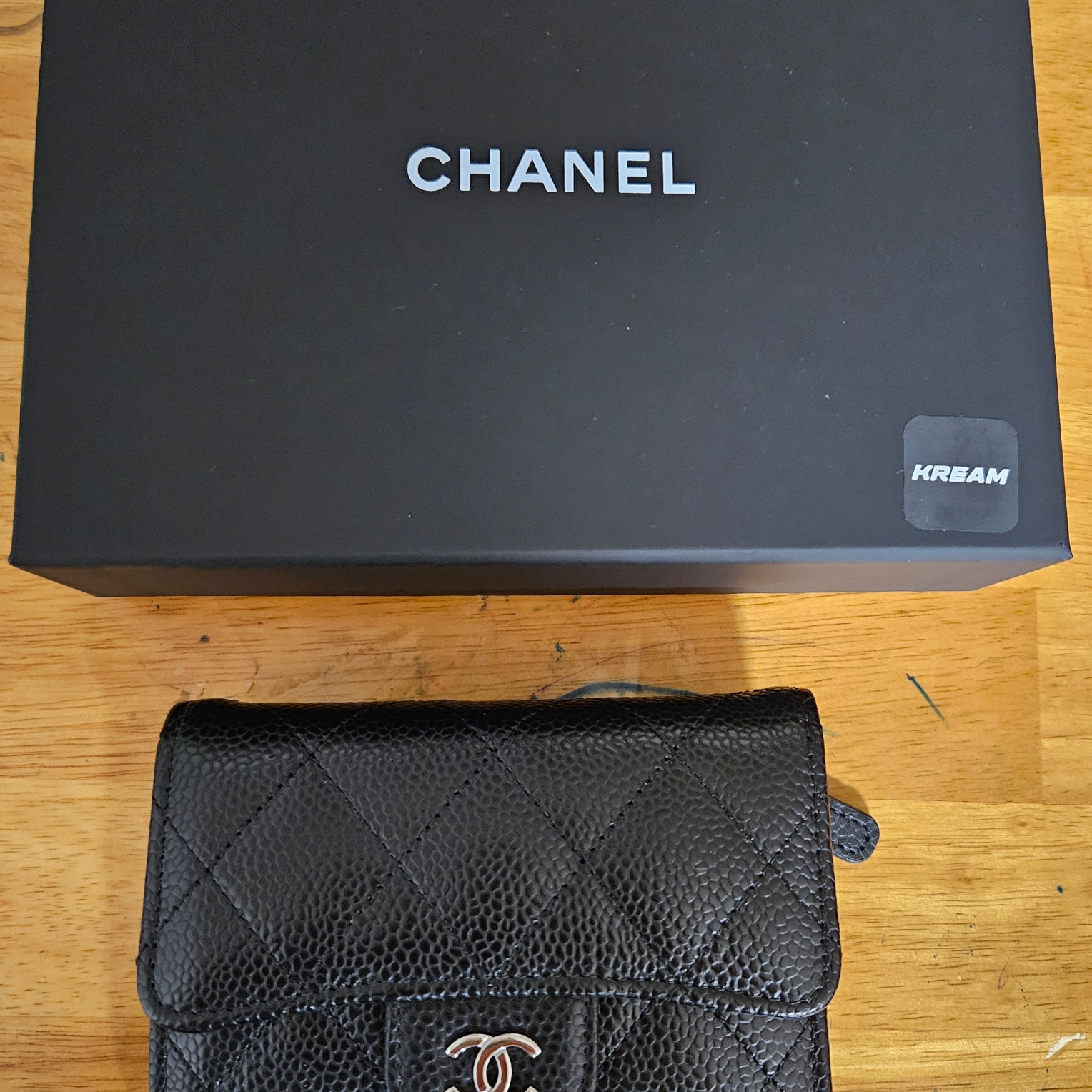 Chanel Small Classic Flap Wallet Grained Calfskin & Silver Black 착용 스타일 - 2