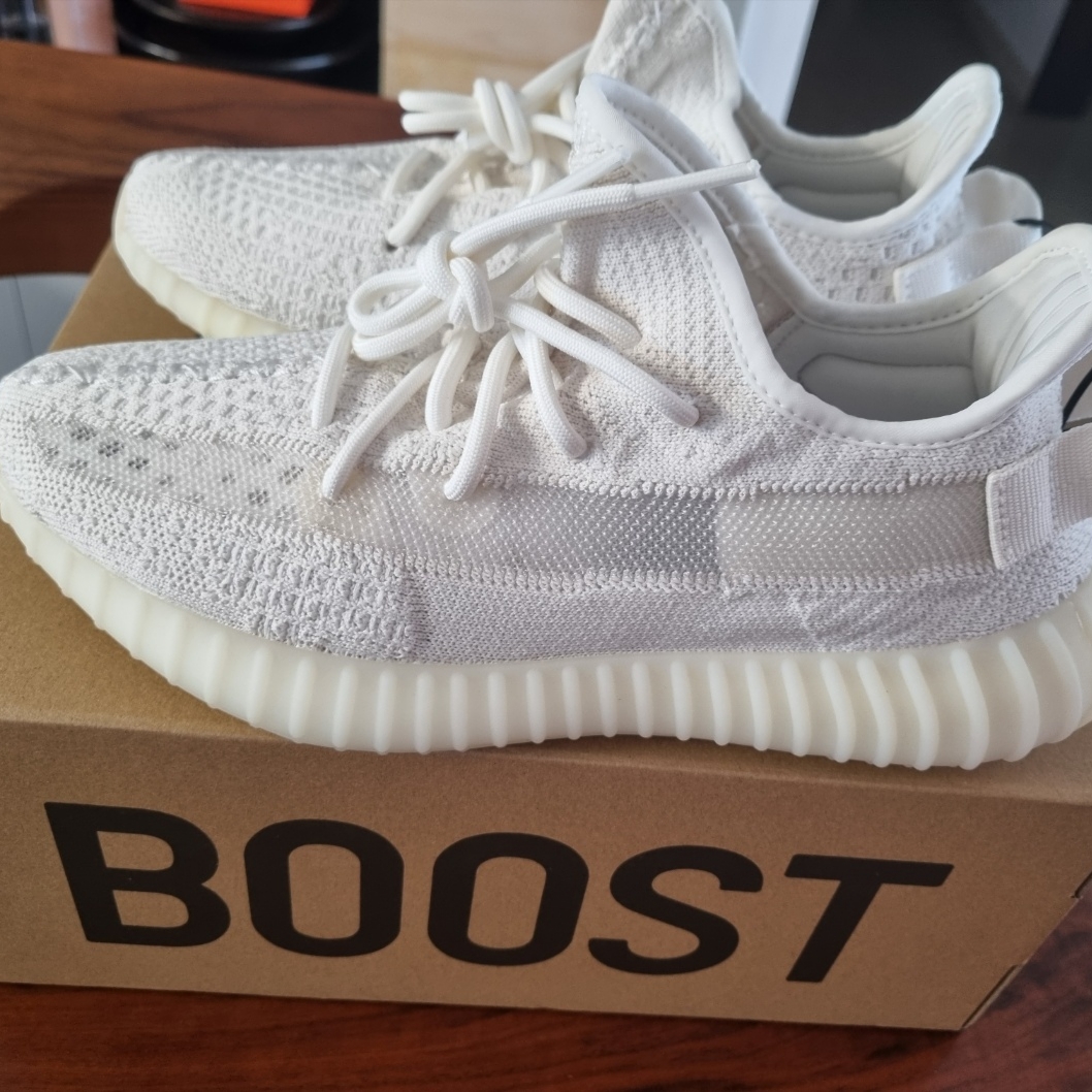 Adidas Yeezy Boost 350 V2 Bone 착용 스타일