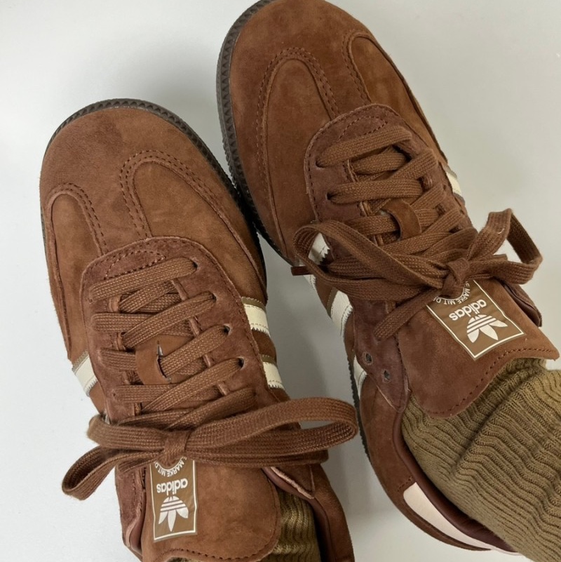 Adidas Samba OG Preloved Brown Wonder White 착용 스타일 - 1