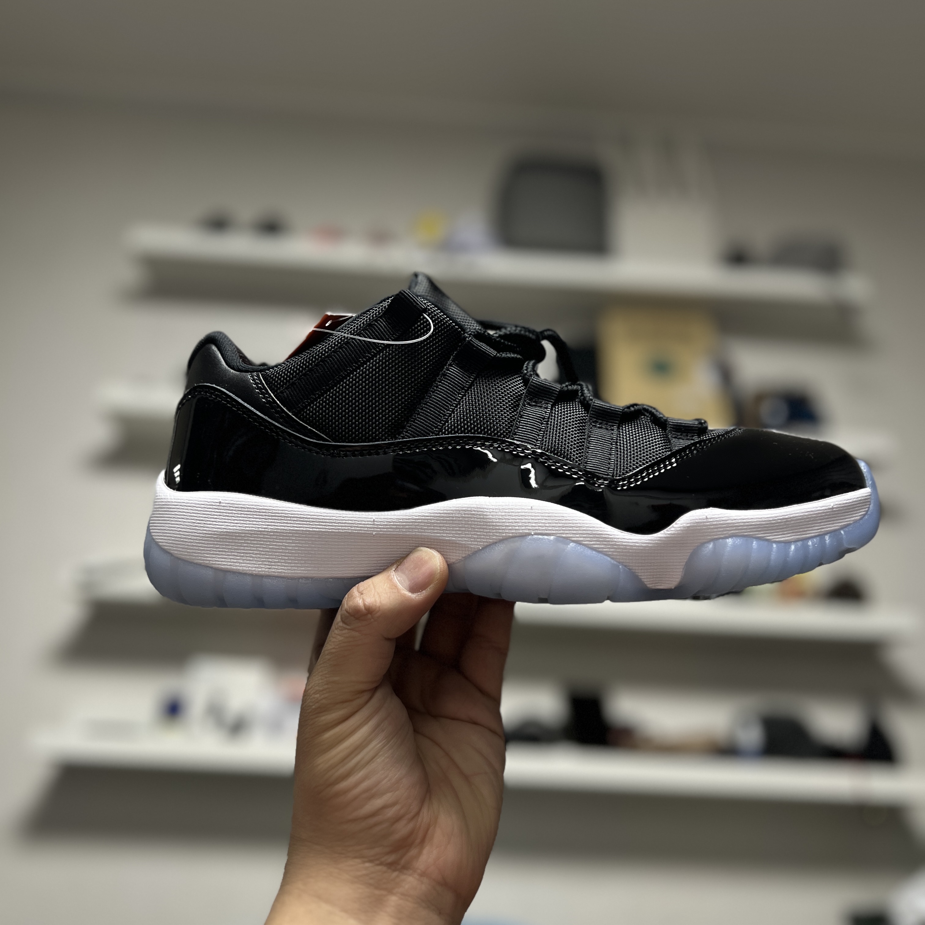 Jordan 11 Retro Low Black and Varsity Royal 착용 스타일 - 1