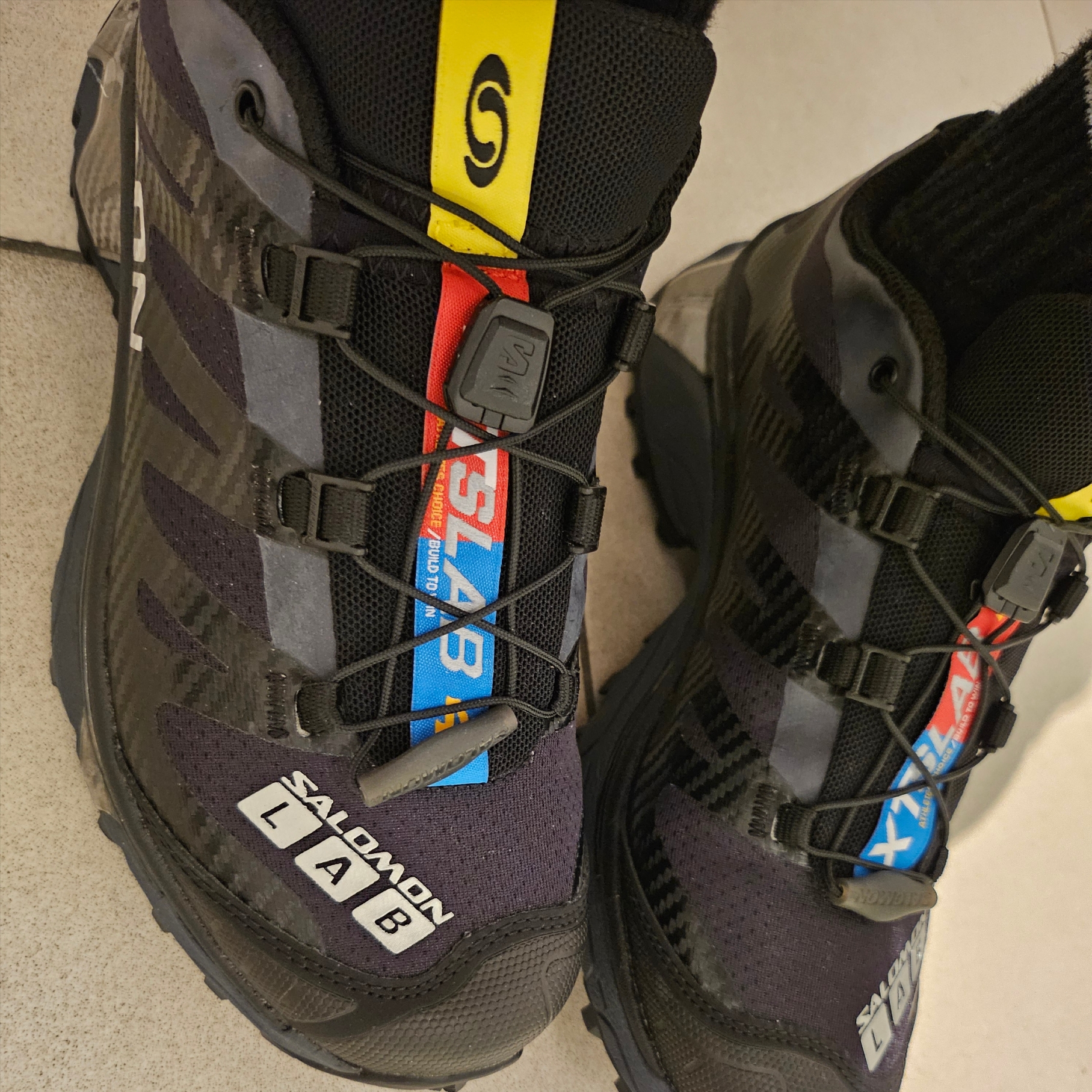 Salomon XT-4 Black Silver Metallic 착용 스타일