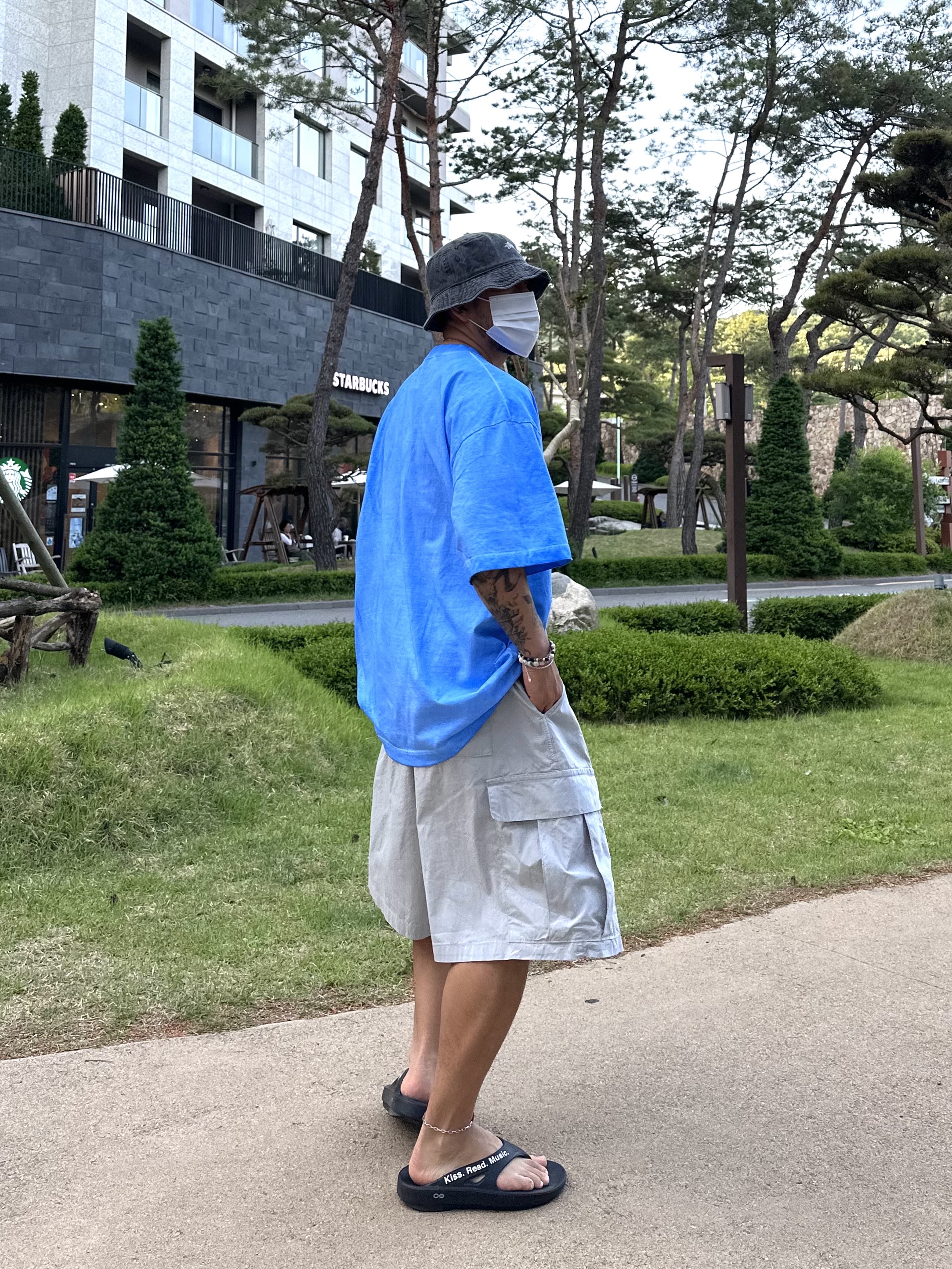 Stussy Washed Stock Bucket Hat Charcoal, Oofos x Takahiromiyashita The Soloist The Soloist's Way Of Life Flip-Flop Black White 착용 스타일 - 2