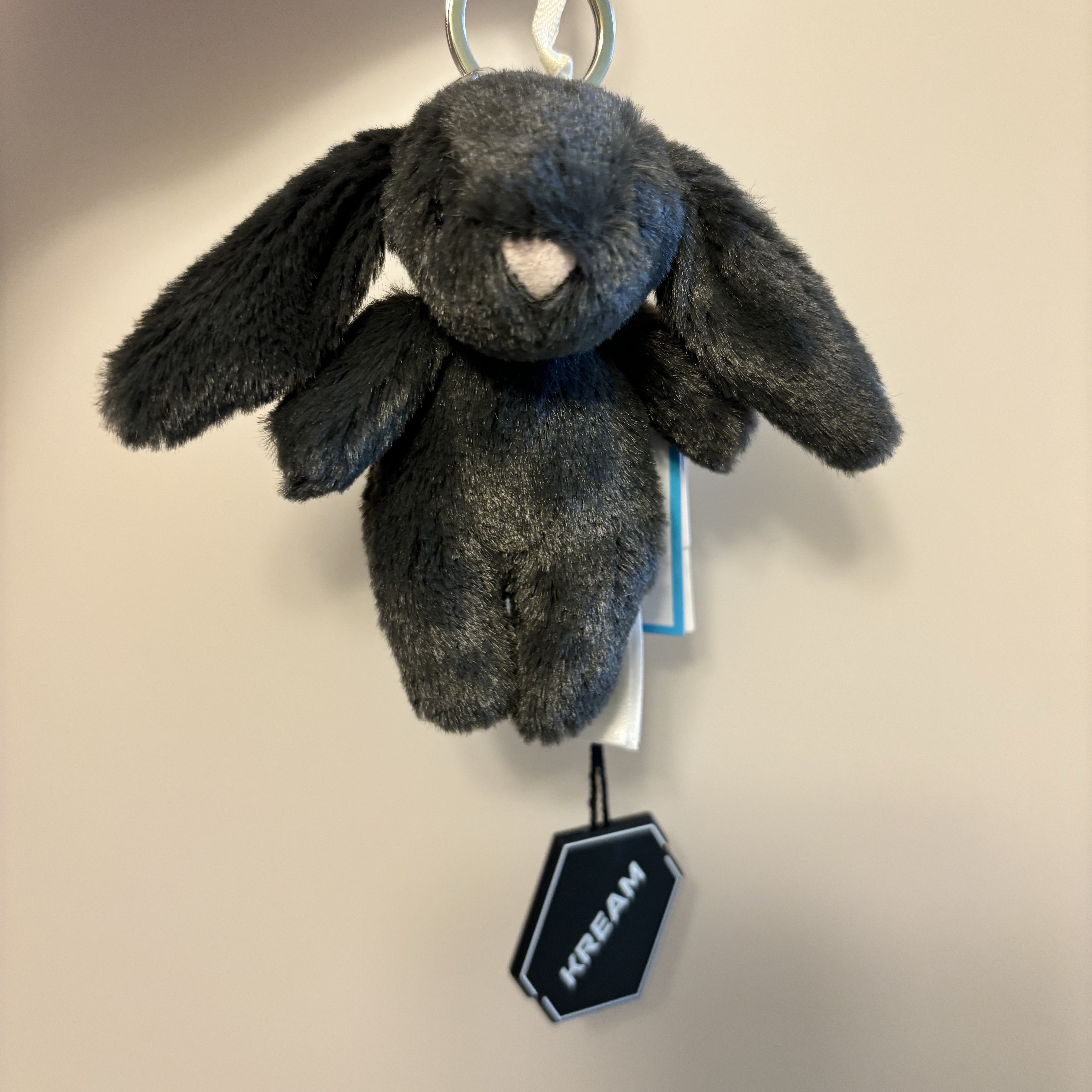 Jellycat Bashful Bunny Bag Charm Ink 착용 스타일