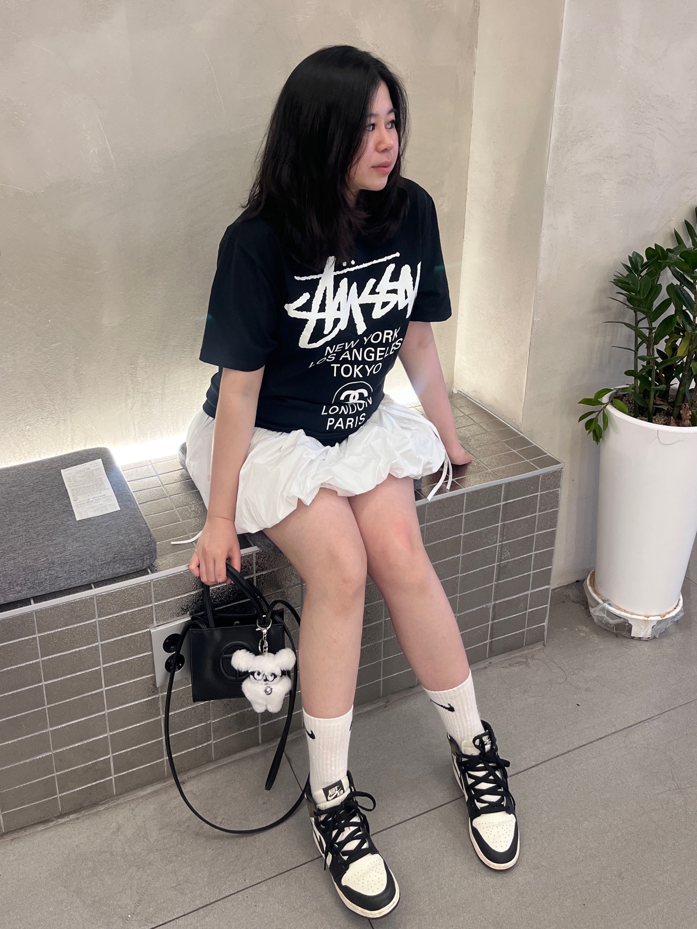 Stussy World Tour T-Shirt Black 2024,2025, Jordan 1 Retro High OG Black Mocha 착용 스타일