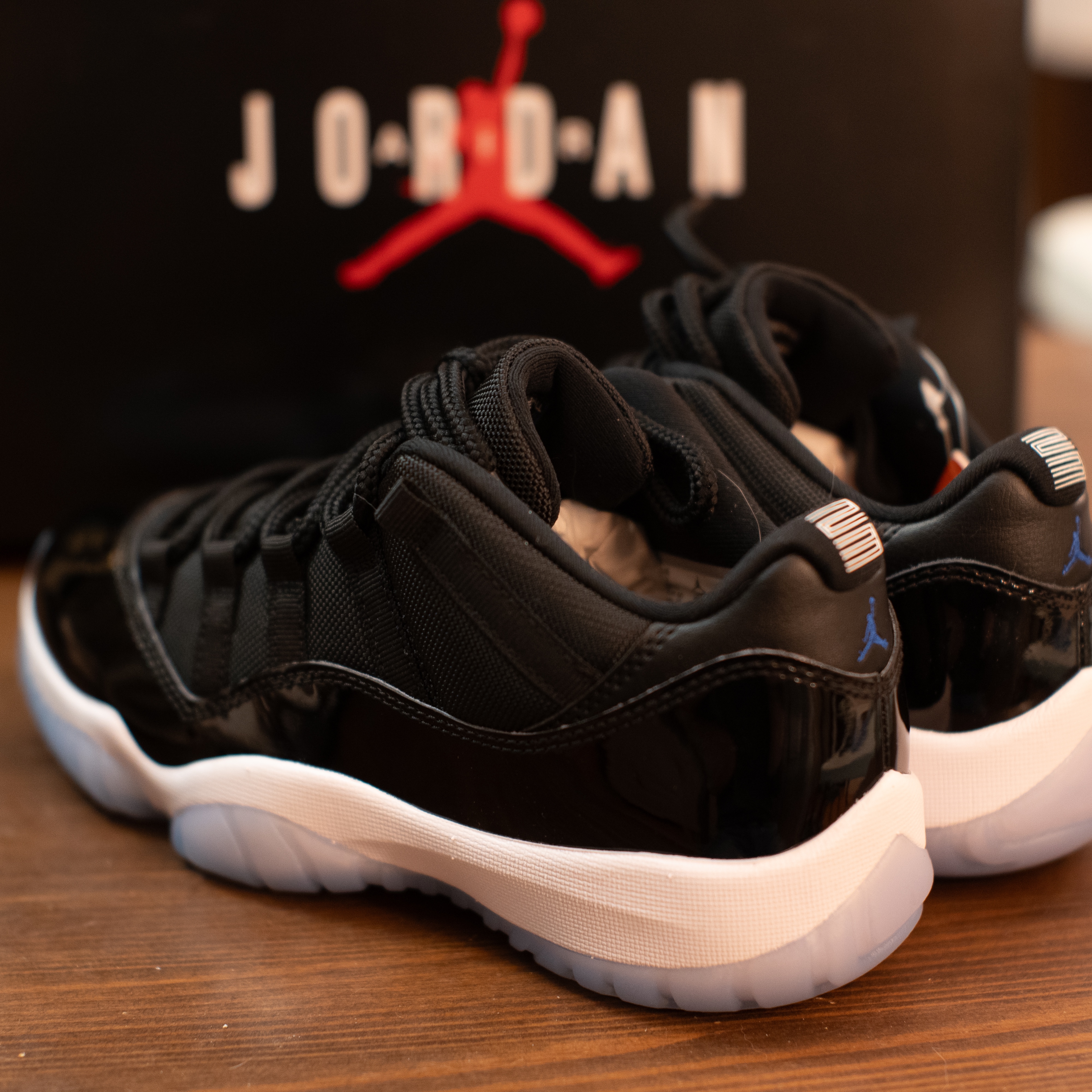 Jordan 11 Retro Low Black and Varsity Royal 착용 스타일 - 5
