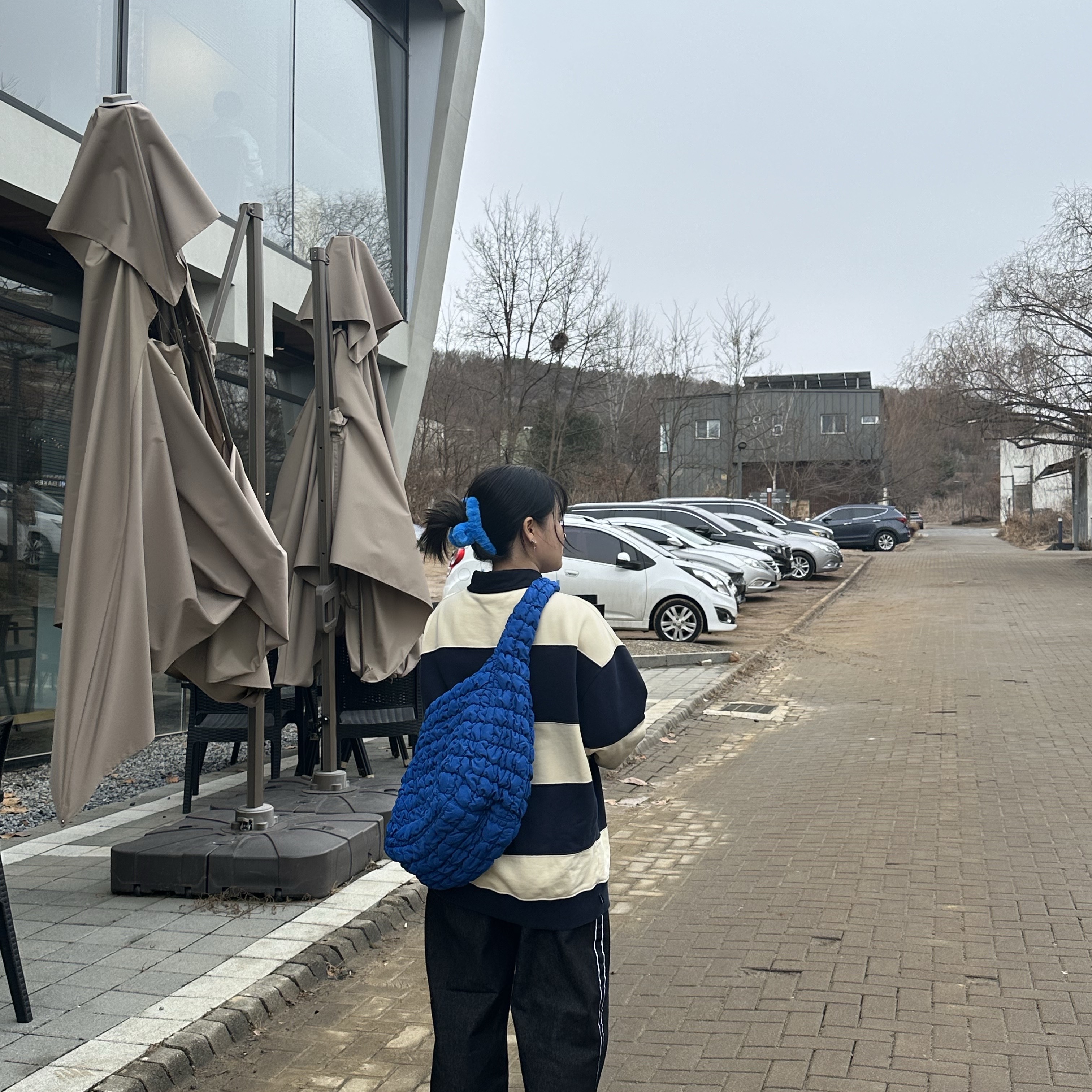 COS Quilted Oversized Shoulder Bag Blue 착용 스타일 - 2
