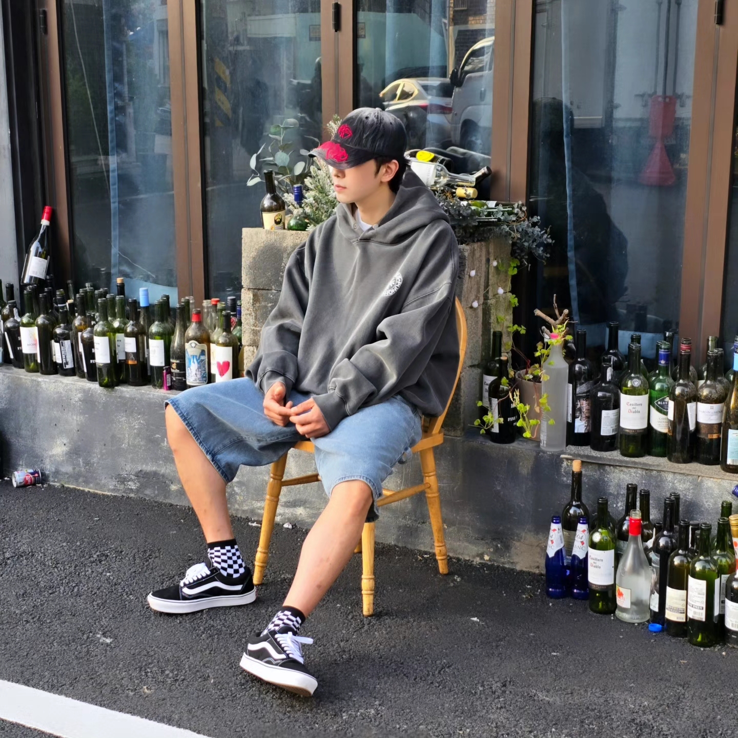 Punch Drunk Parties Circle Logo Garment Dyed Hoodie Charcoal, Vans ComfyCush Old Skool Black True white 착용 스타일 - 8