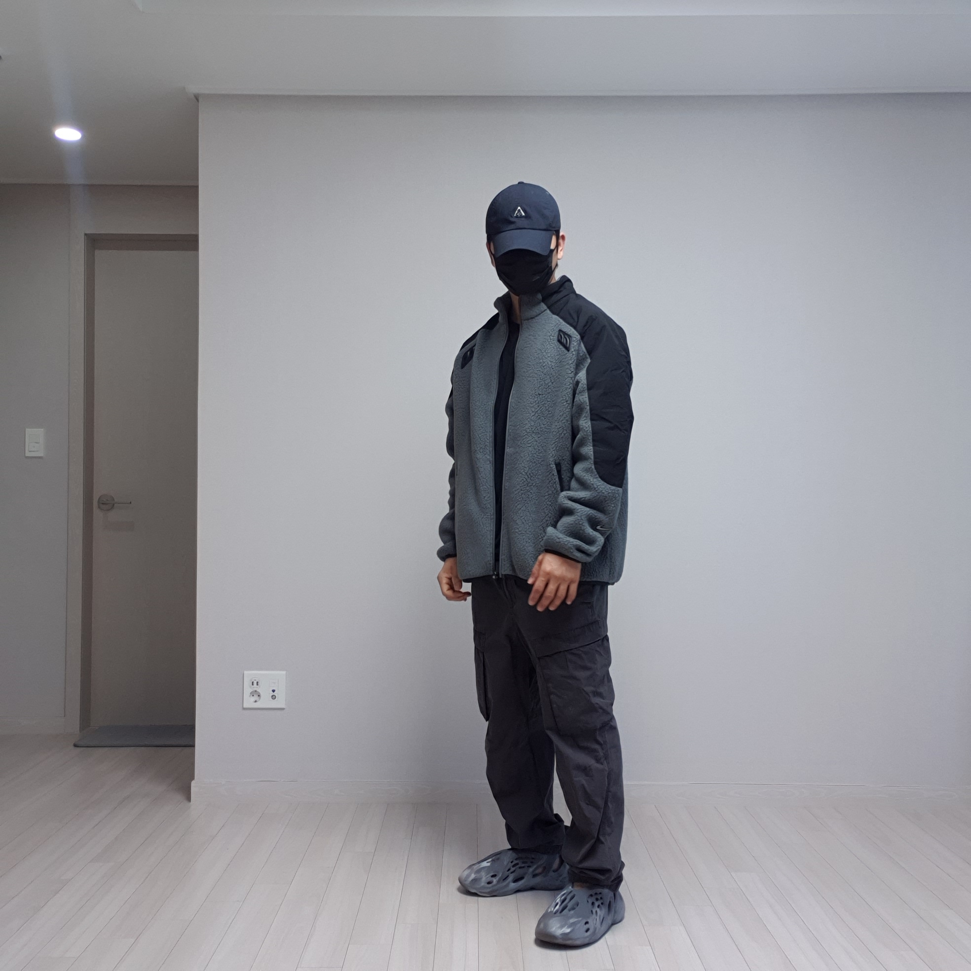 Nike x Drake Nocta 8K Peaks Track Jacket Iron Grey (DV3635-068), Adidas Yeezy Foam RNNR MX Granite 착용 스타일 - 1