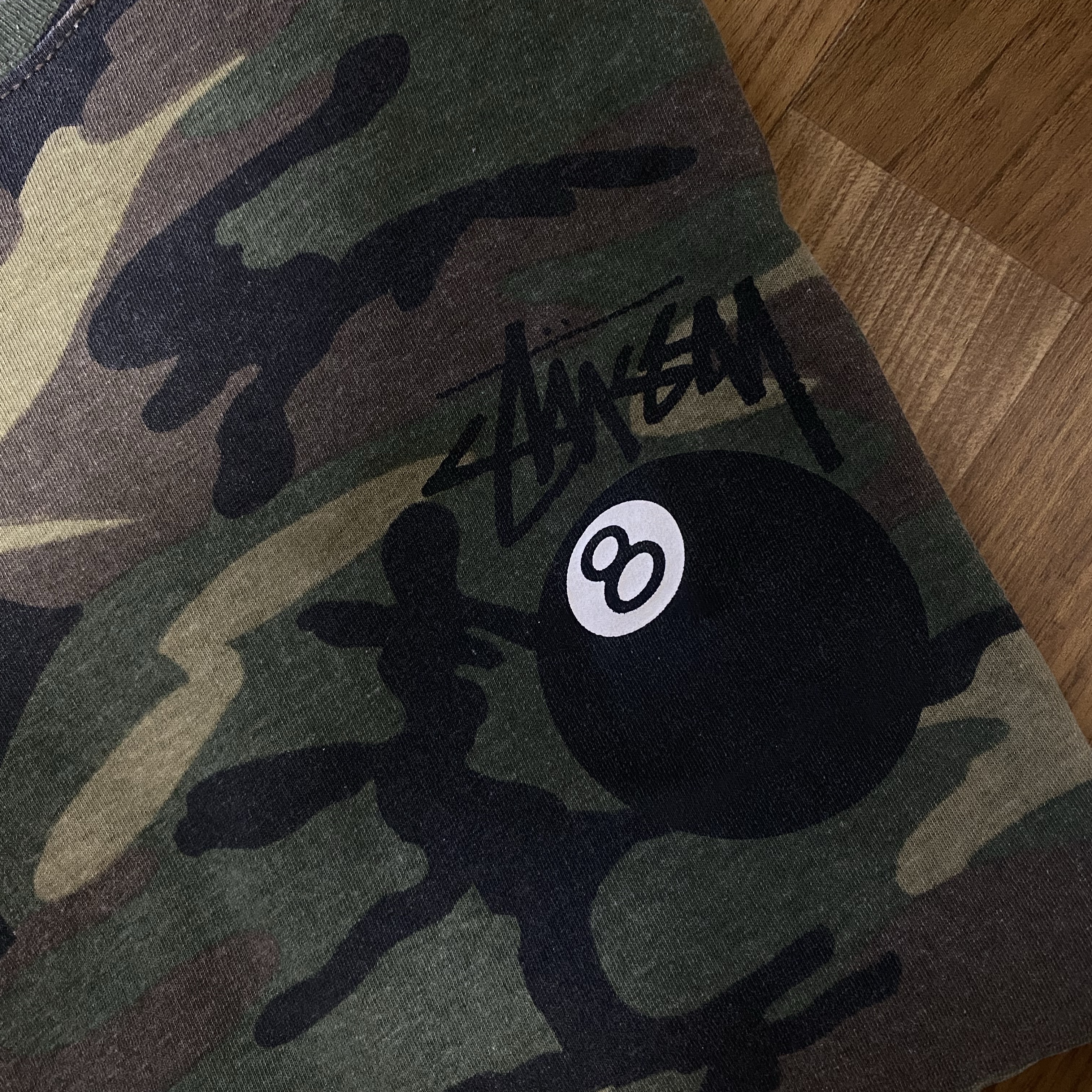 Stussy 8 Ball T-Shirt Camo 착용 스타일