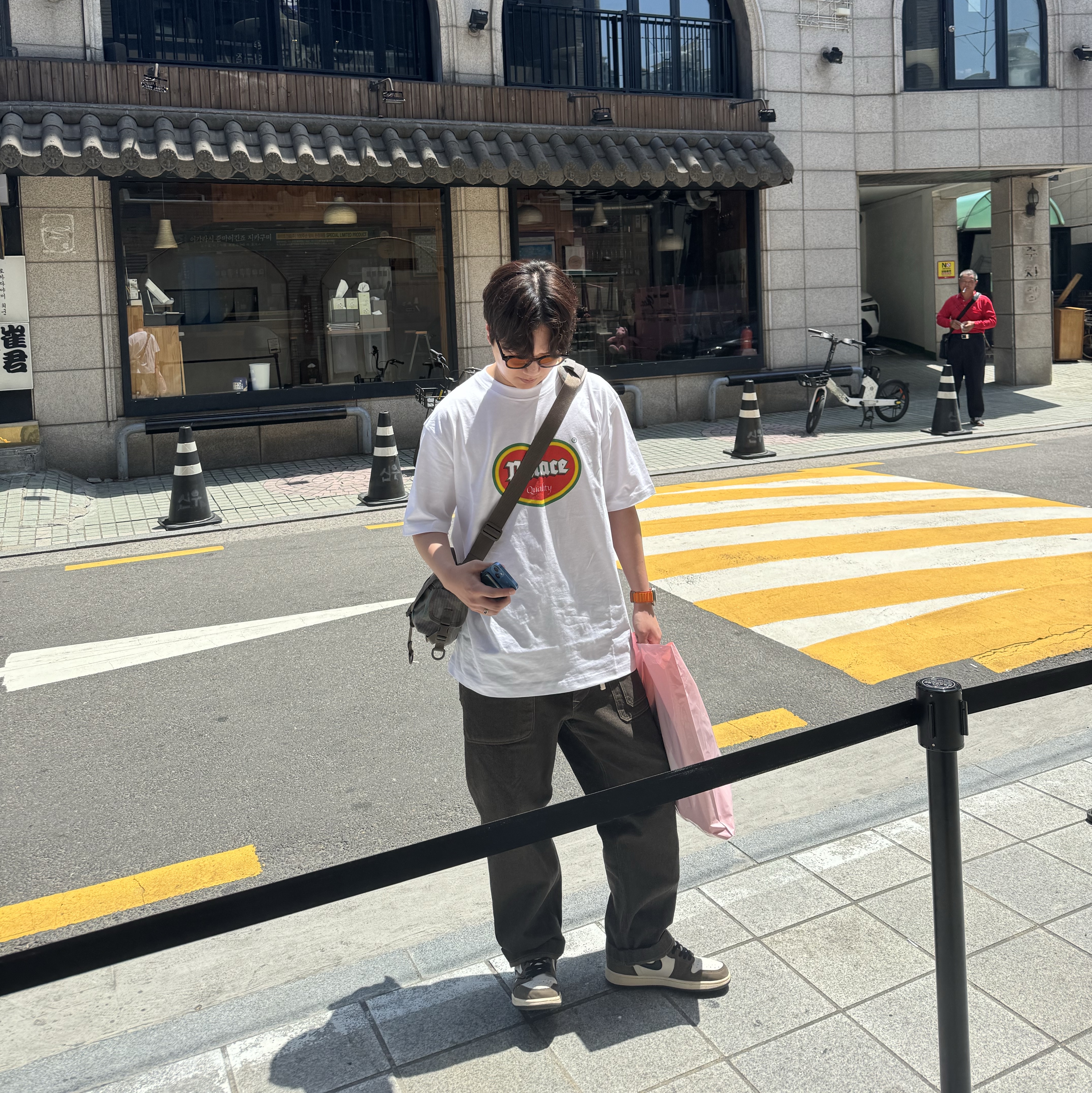 Jordan 1 x Travis Scott Retro High OG SP Mocha, Supreme Mini Duffle Bag Woodland Camo - 24SS 착용 스타일