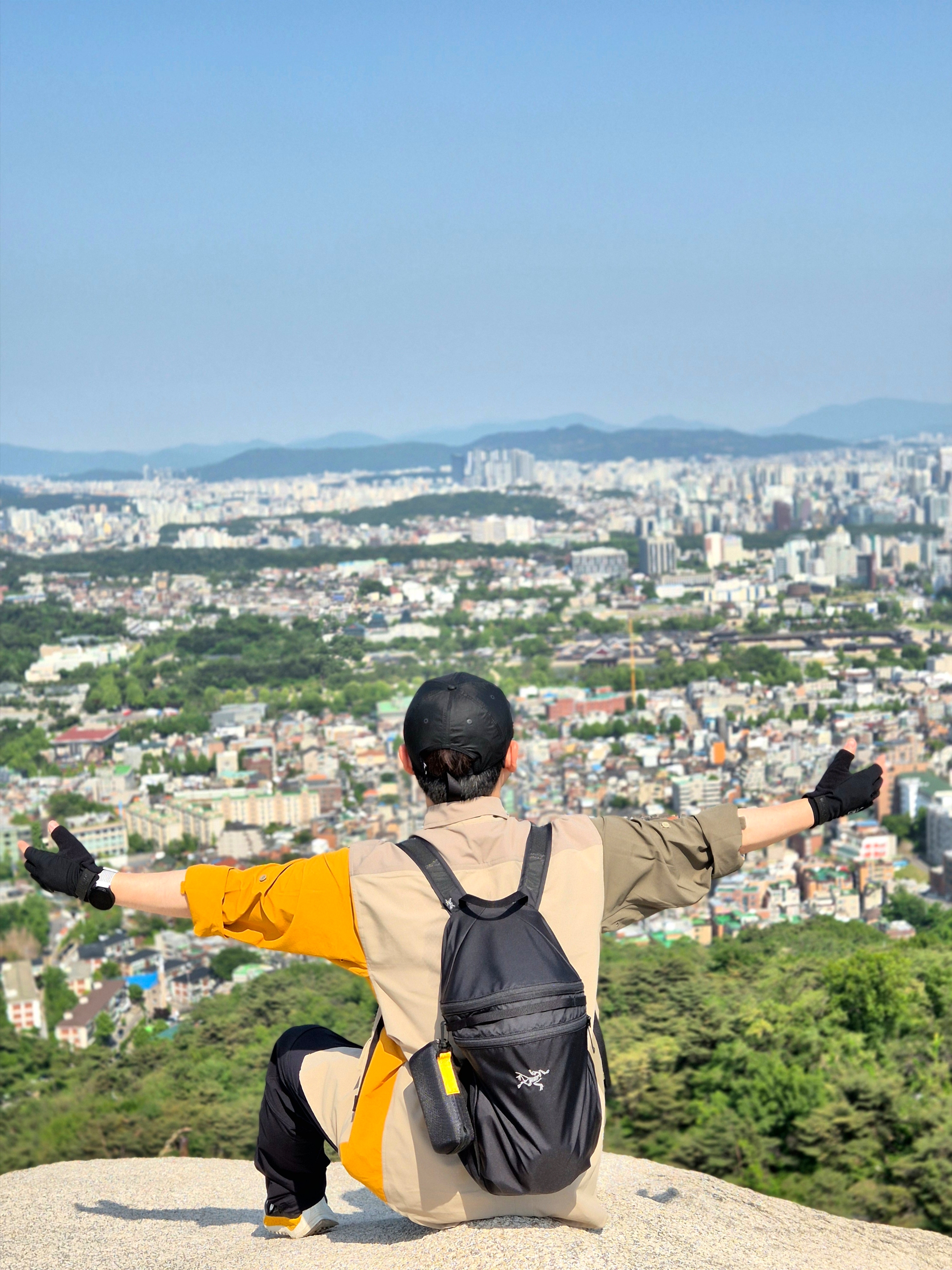 Arc'teryx Heliad 15 Backpack Black, Nike ACG Sun farer Trail Pants Black - Asia 착용 스타일