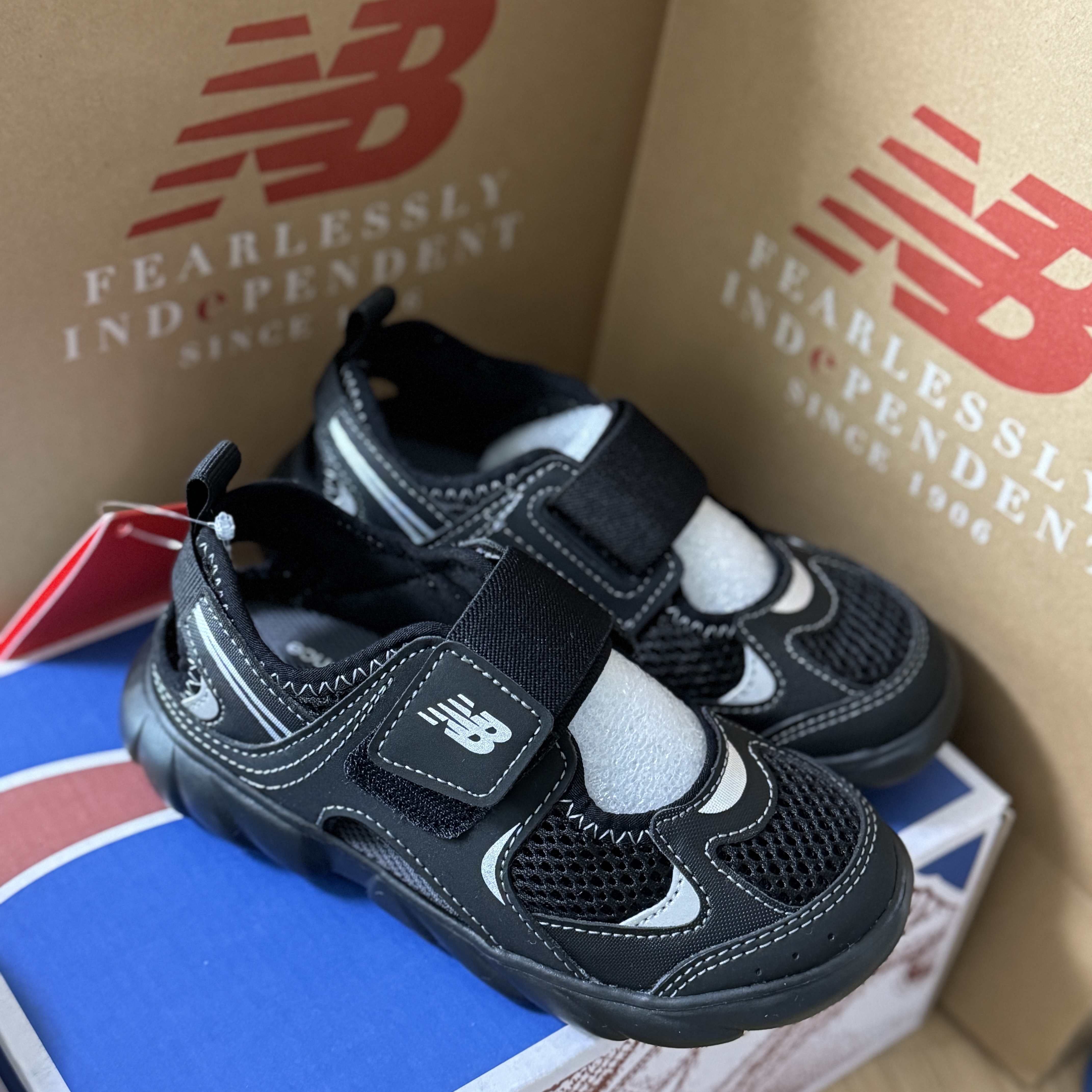 (Kids) New Balance Freedle 920 Sandal Black 착용 스타일 - 2