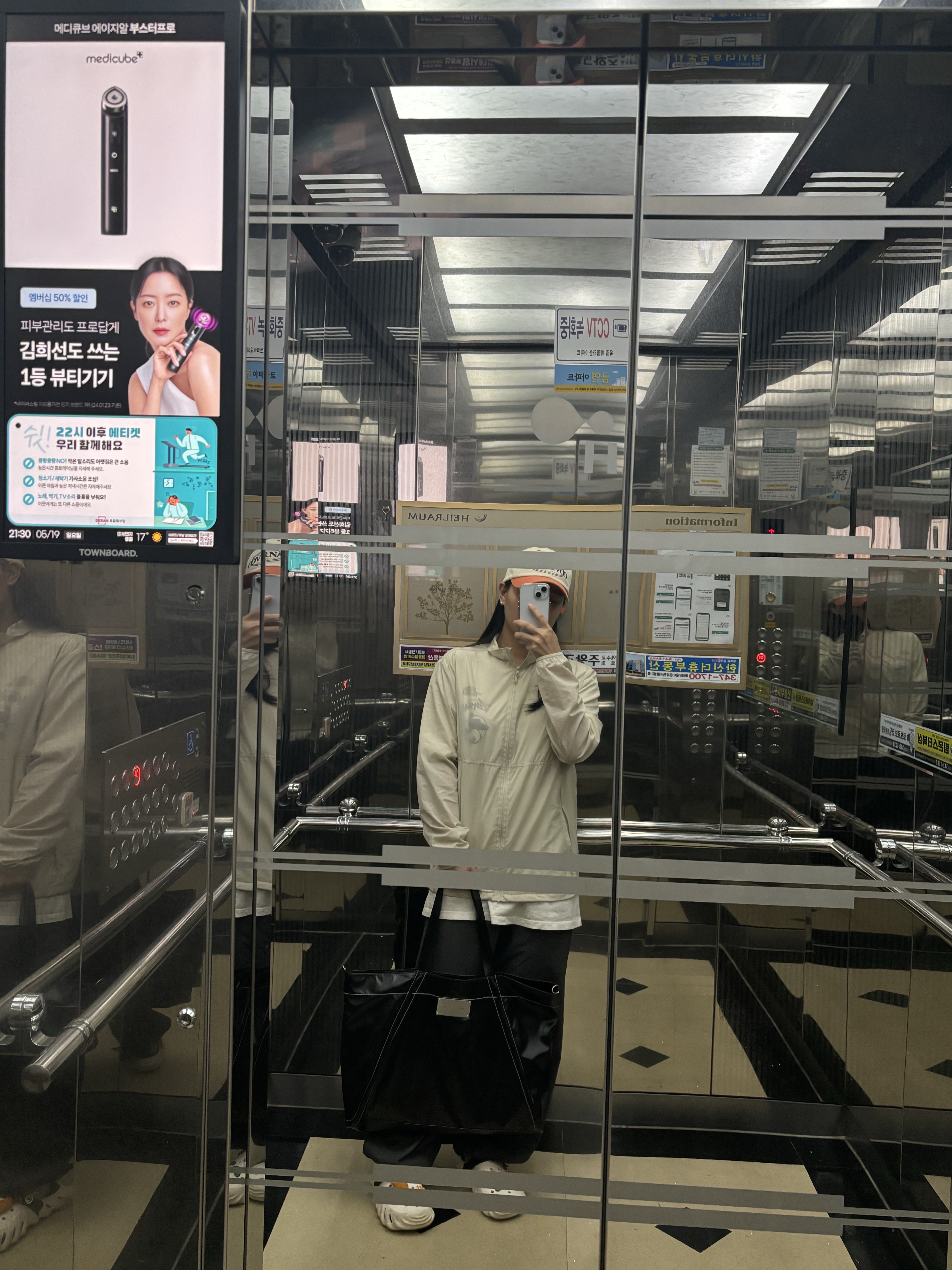 Matin Kim Big Coating Tote Bag Black 착용 스타일