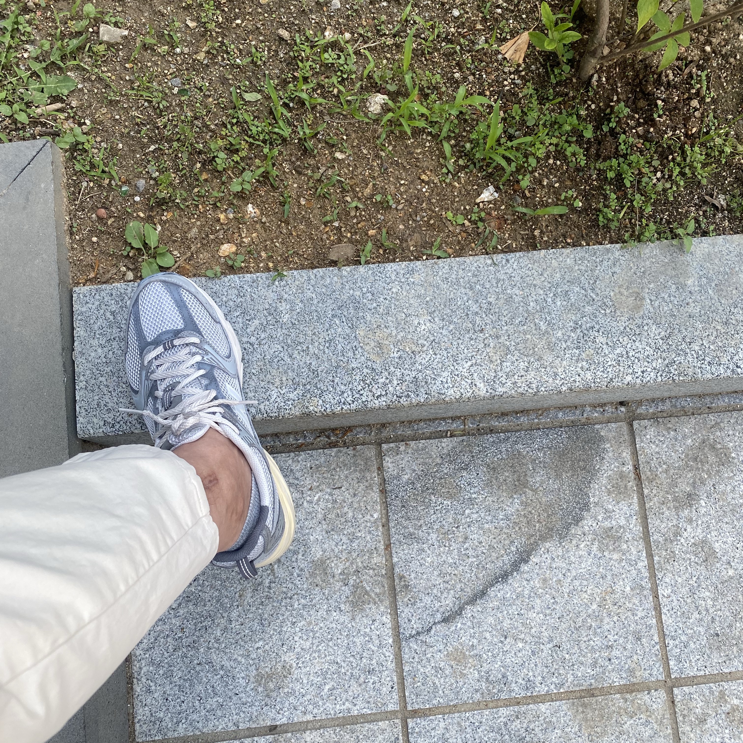 New Balance 530 Premium Vintage Grey Matter 착용 스타일