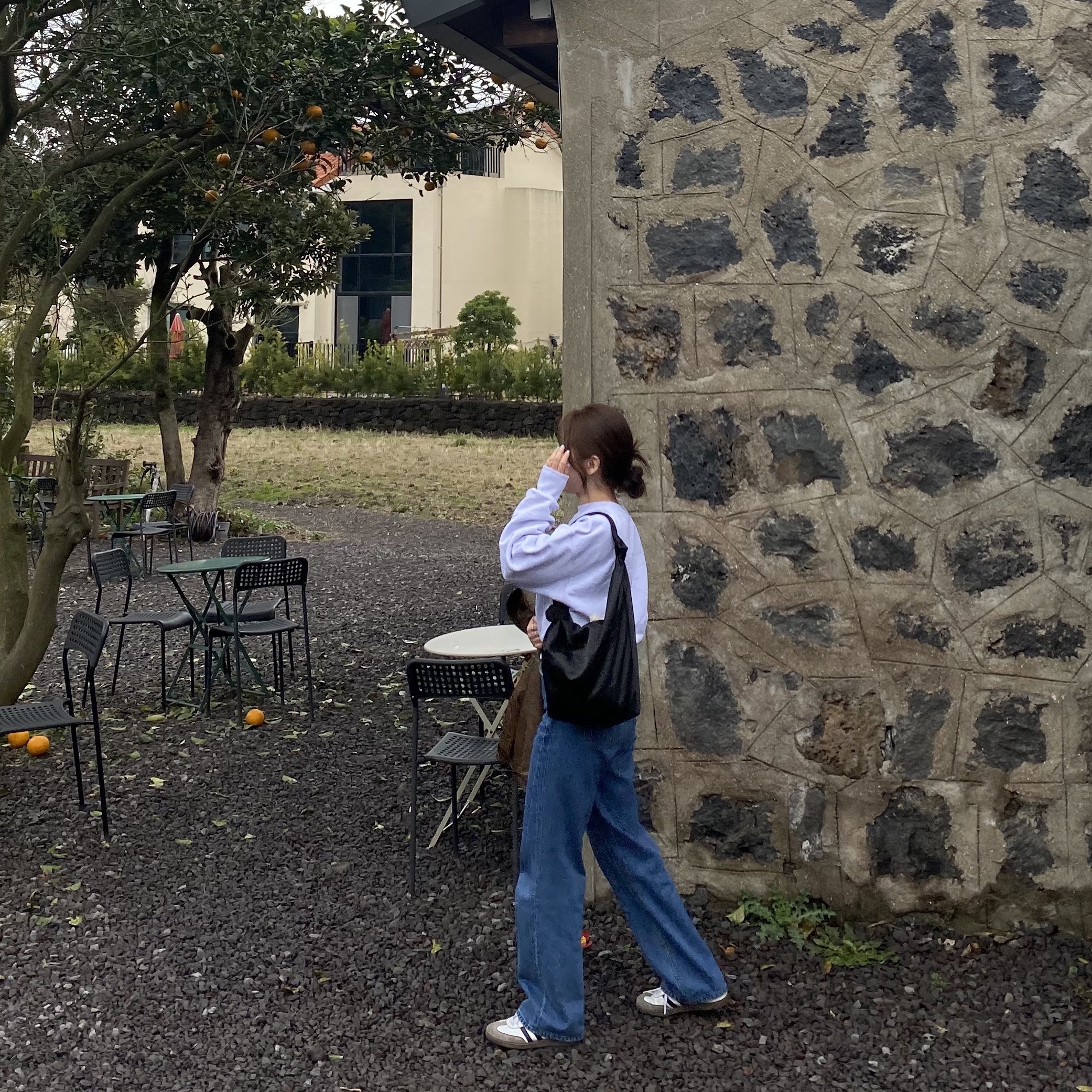 Cos Nylon Hitch Shoulder Bag Black, Cos Nylon Hitch Oversized Crossbody Bag Black 착용 스타일 - 2