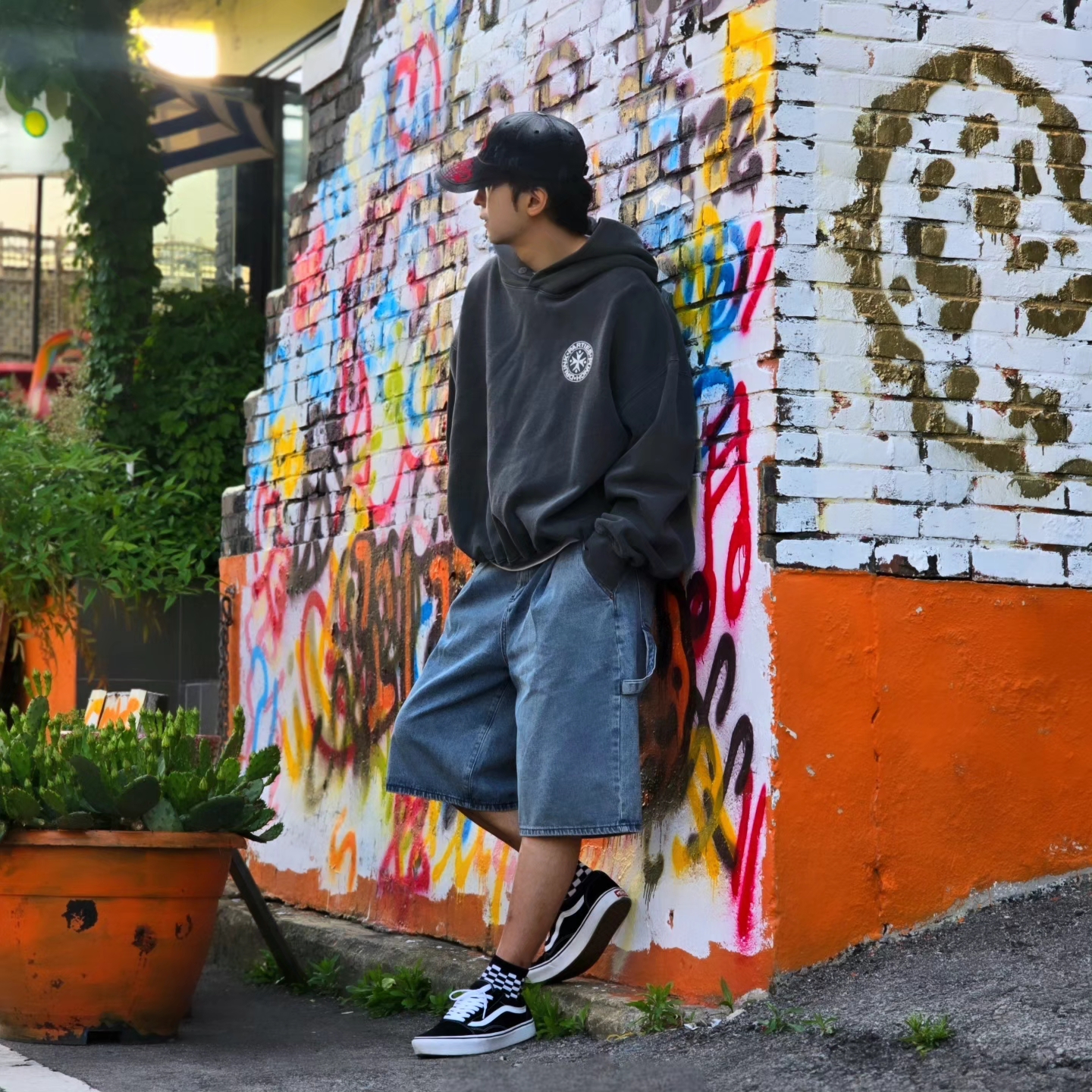 Punch Drunk Parties Circle Logo Garment Dyed Hoodie Charcoal, Vans ComfyCush Old Skool Black True white 착용 스타일 - 2