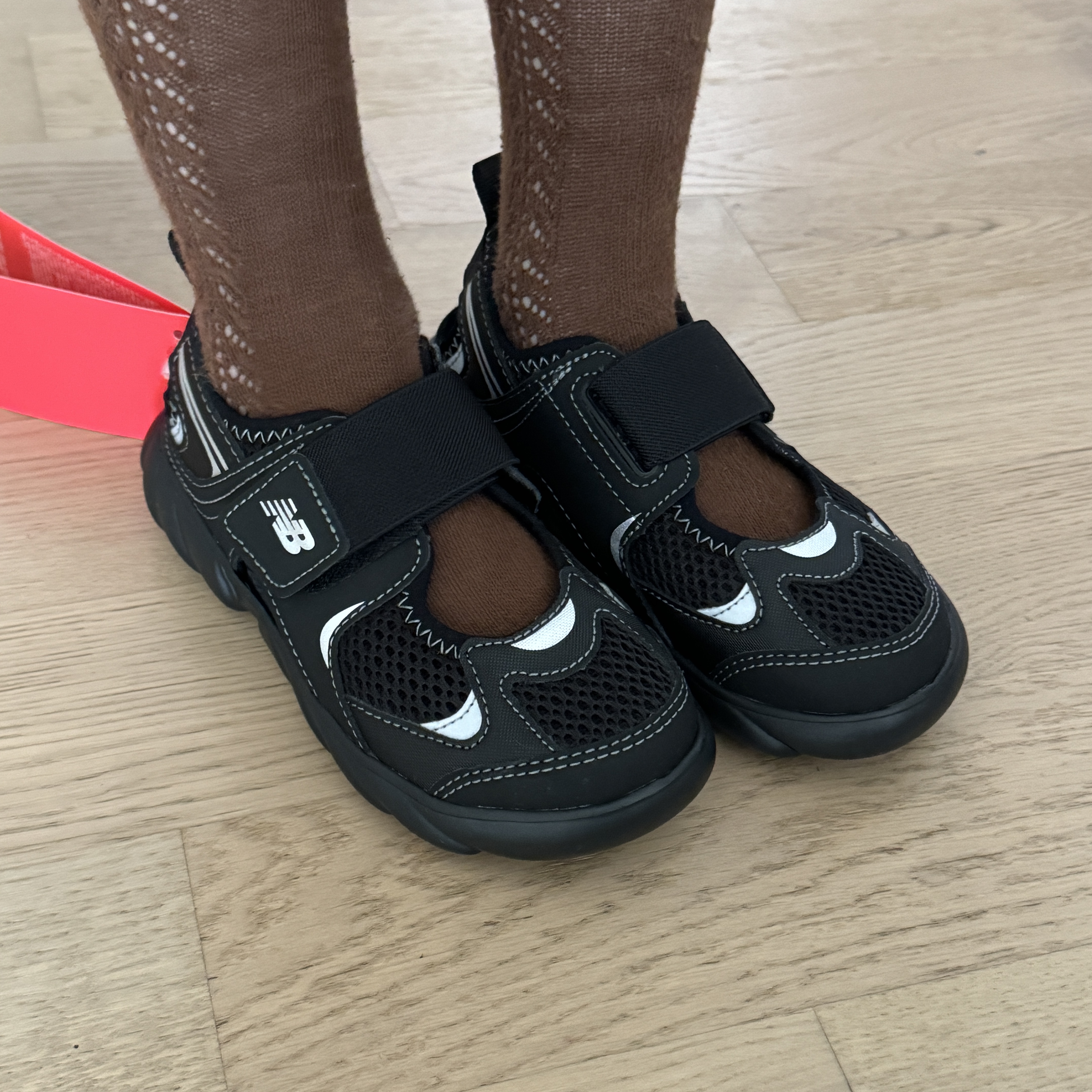 (Kids) New Balance Freedle 920 Sandal Black 착용 스타일 - 3