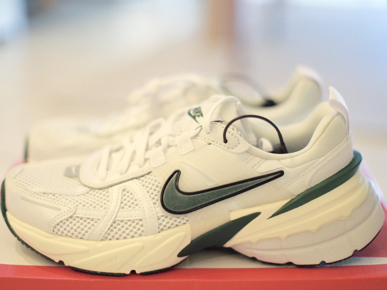 Nike V2K Run White Fir 착용 스타일 - 1