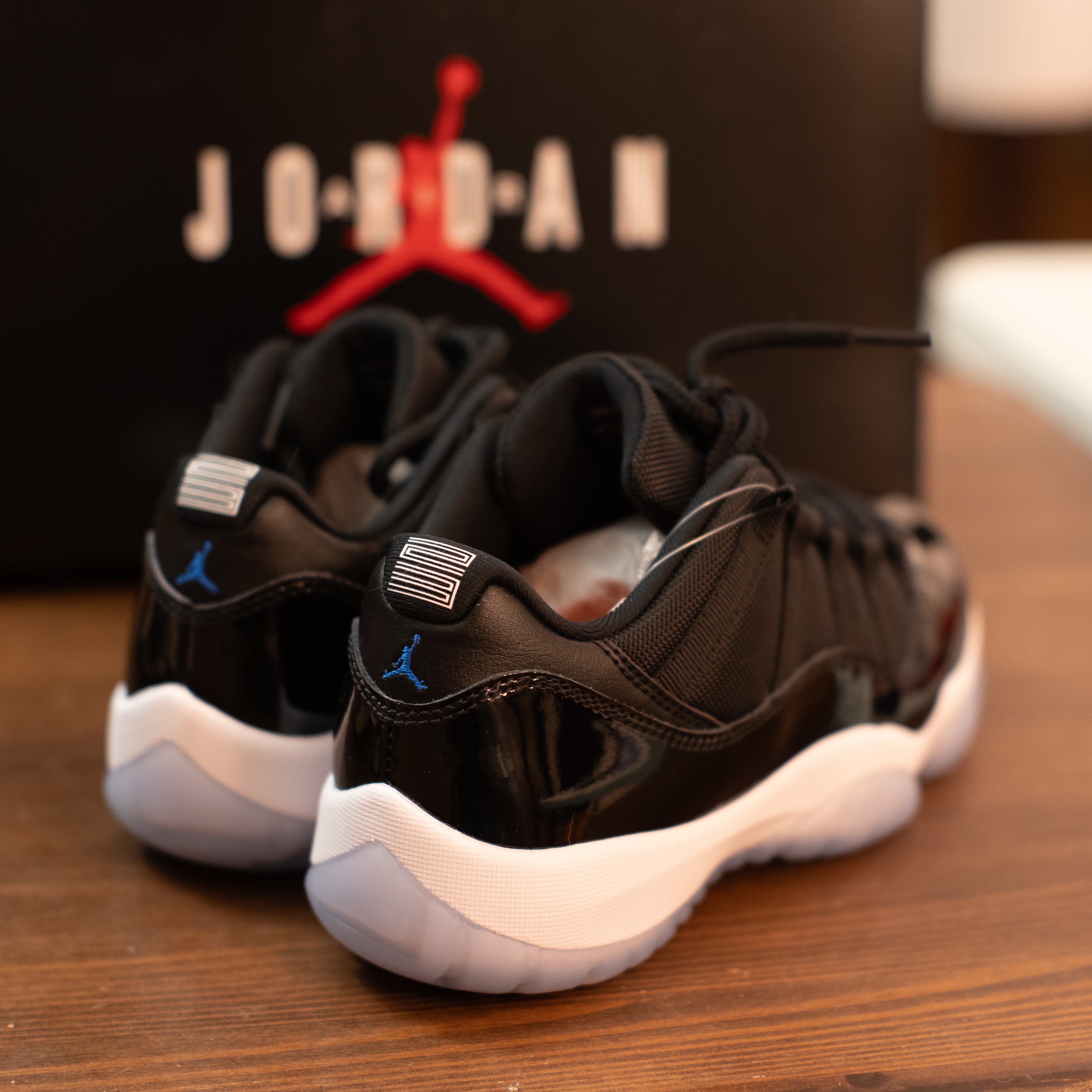 Jordan 11 Retro Low Black and Varsity Royal 착용 스타일 - 4