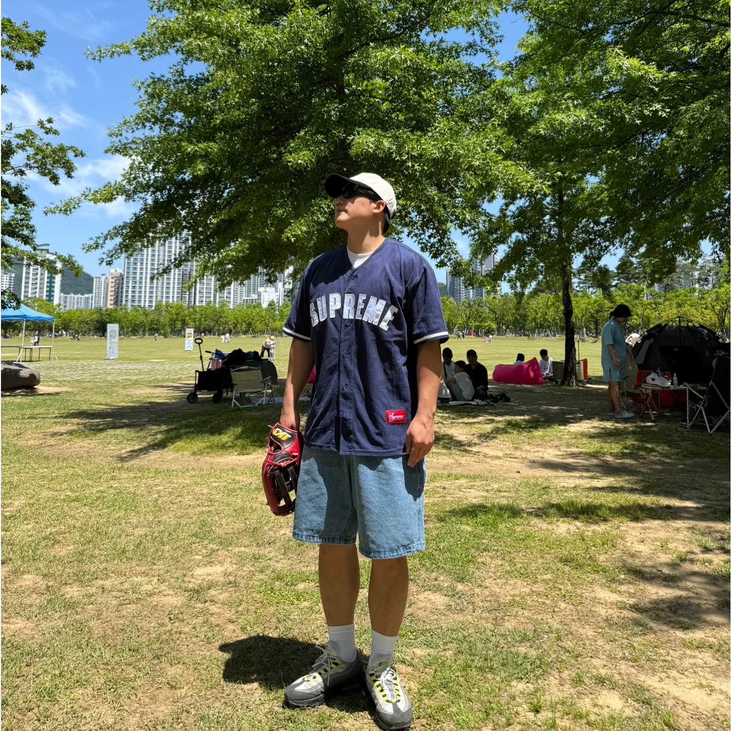 Supreme Small Box T-Shirt White - 24SS, Supreme Ultrasuede Mesh Baseball Jersey Navy - 24SS 착용 스타일 - 2