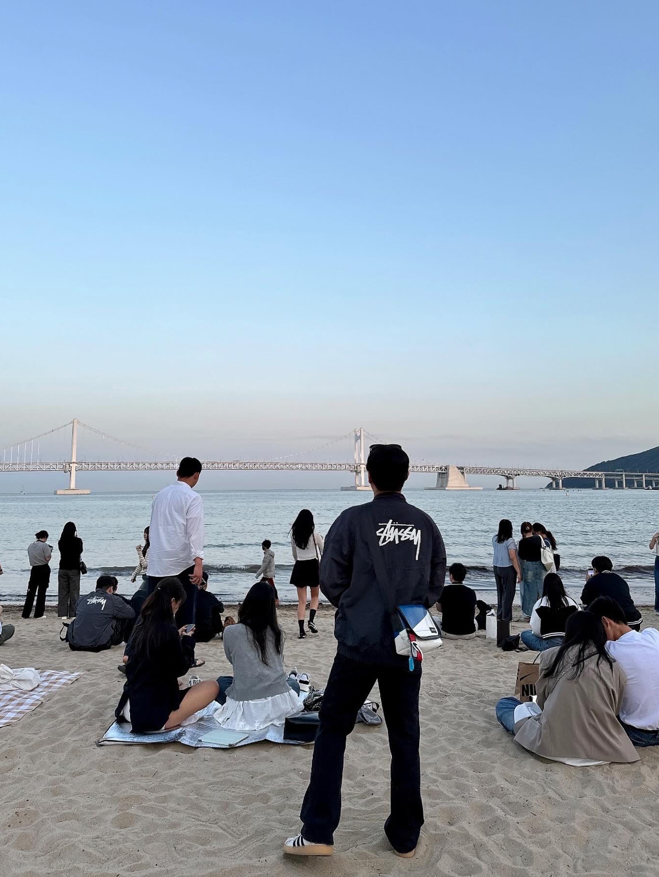 아디다스 x 송 포 더 뮤트 캠퍼스 80s 블리스 코어 블랙, 젠틀 몬스터 x 메종 마르지엘라 MM107 블랙 블랙 착용 스타일 - 3