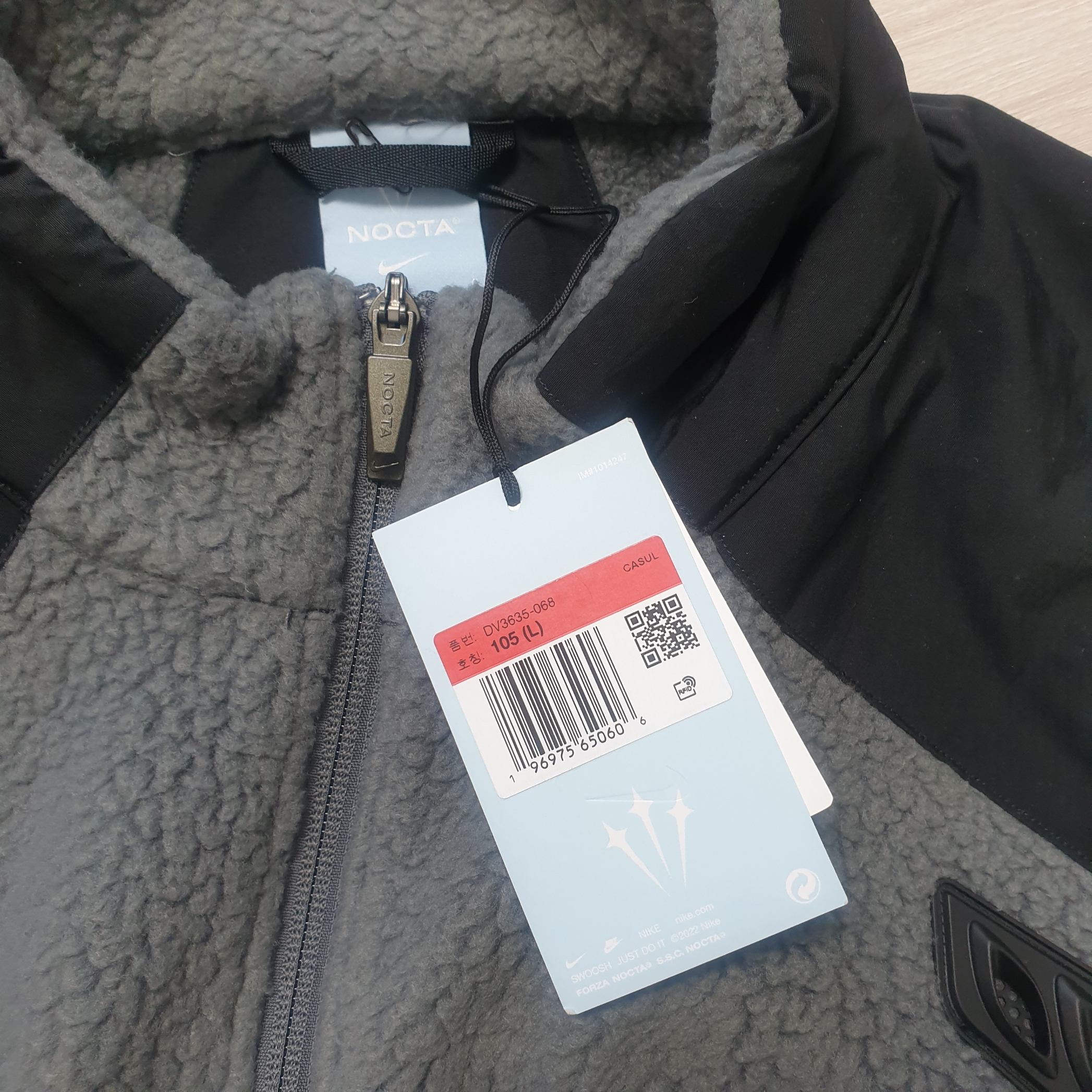 Nike x Drake Nocta 8K Peaks Track Jacket Iron Grey (DV3635-068), Adidas Yeezy Foam RNNR MX Granite 착용 스타일 - 4