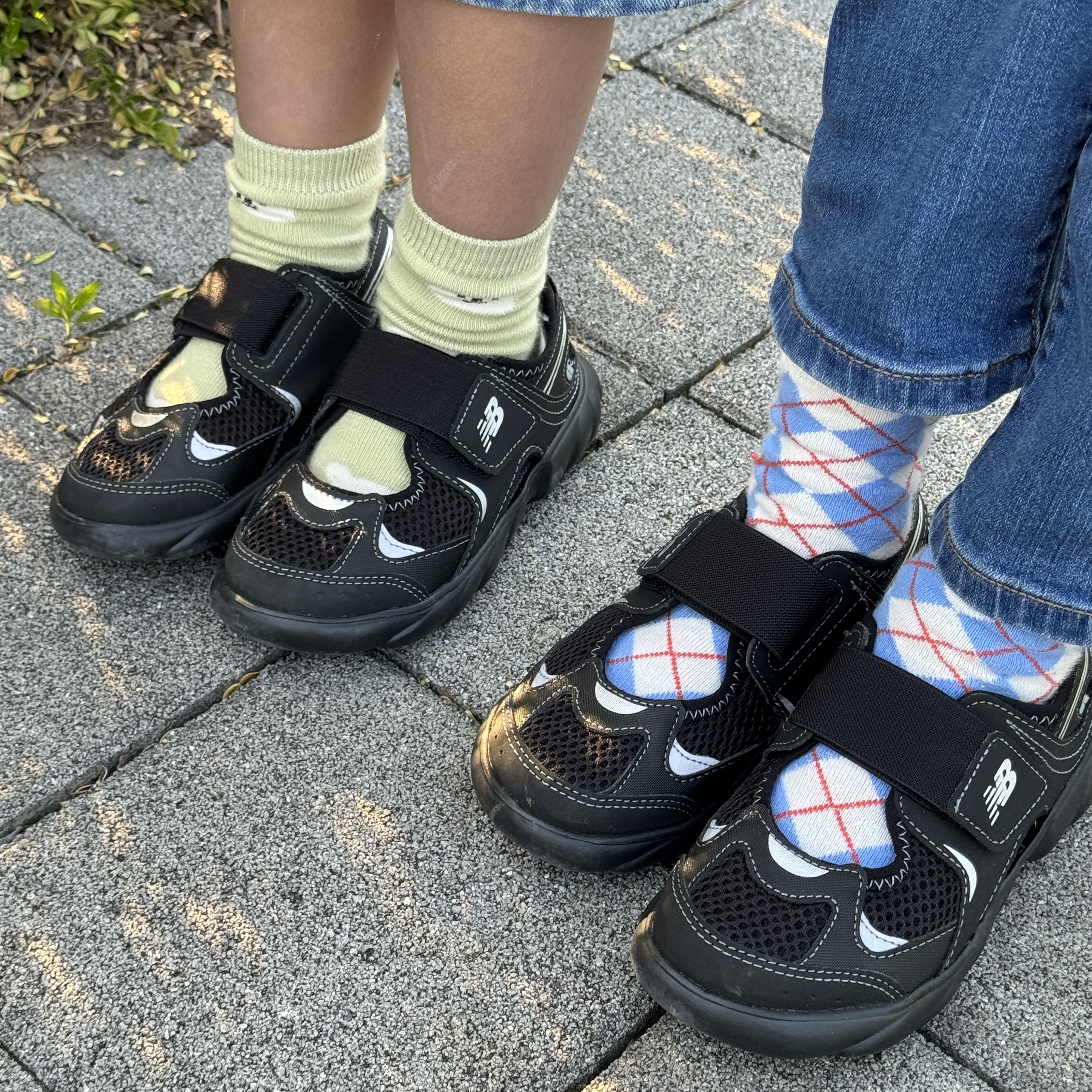 (Kids) New Balance Freedle 920 Sandal Black 착용 스타일 - 1