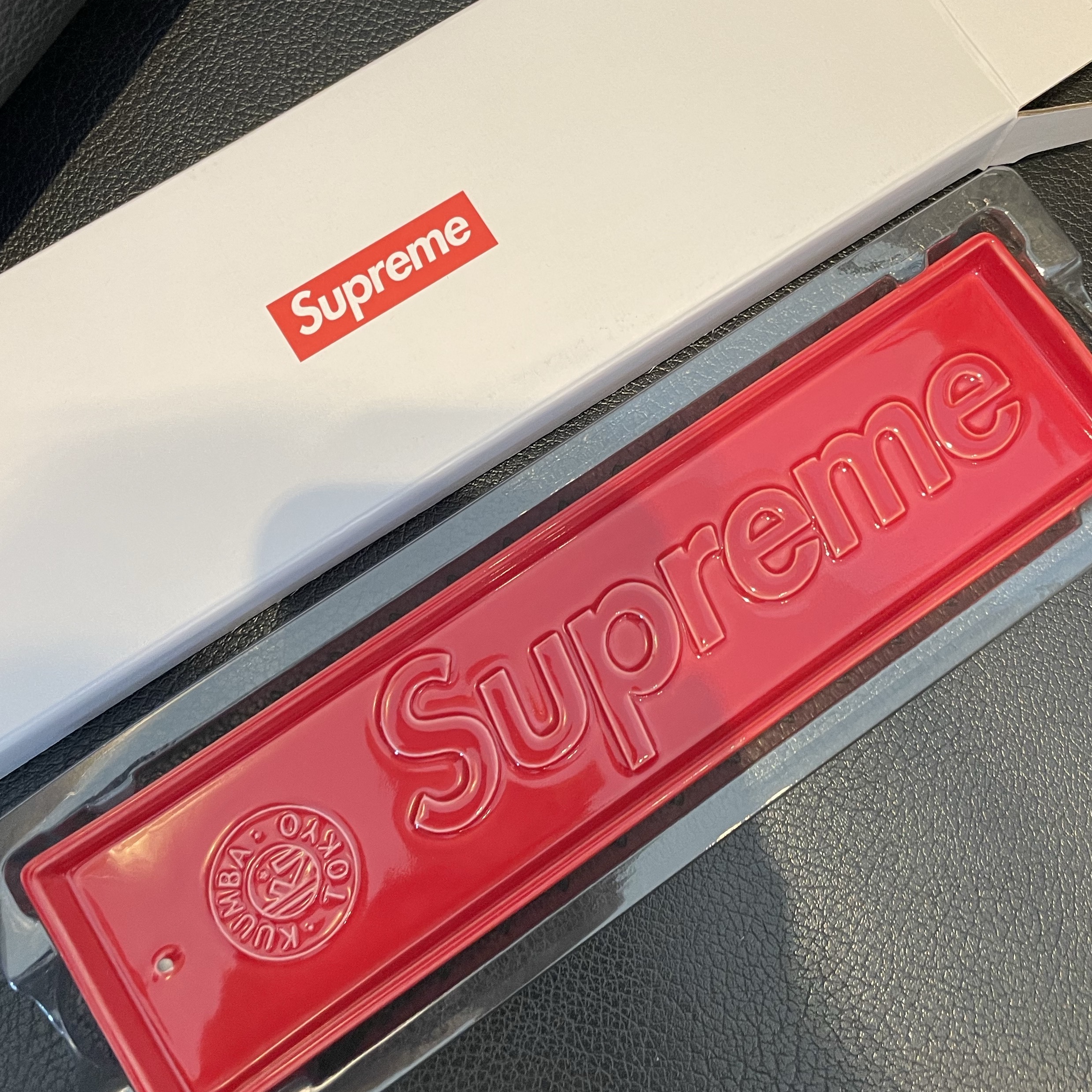 Supreme Kuumba Incense Tray Red - 24SS 착용 스타일
