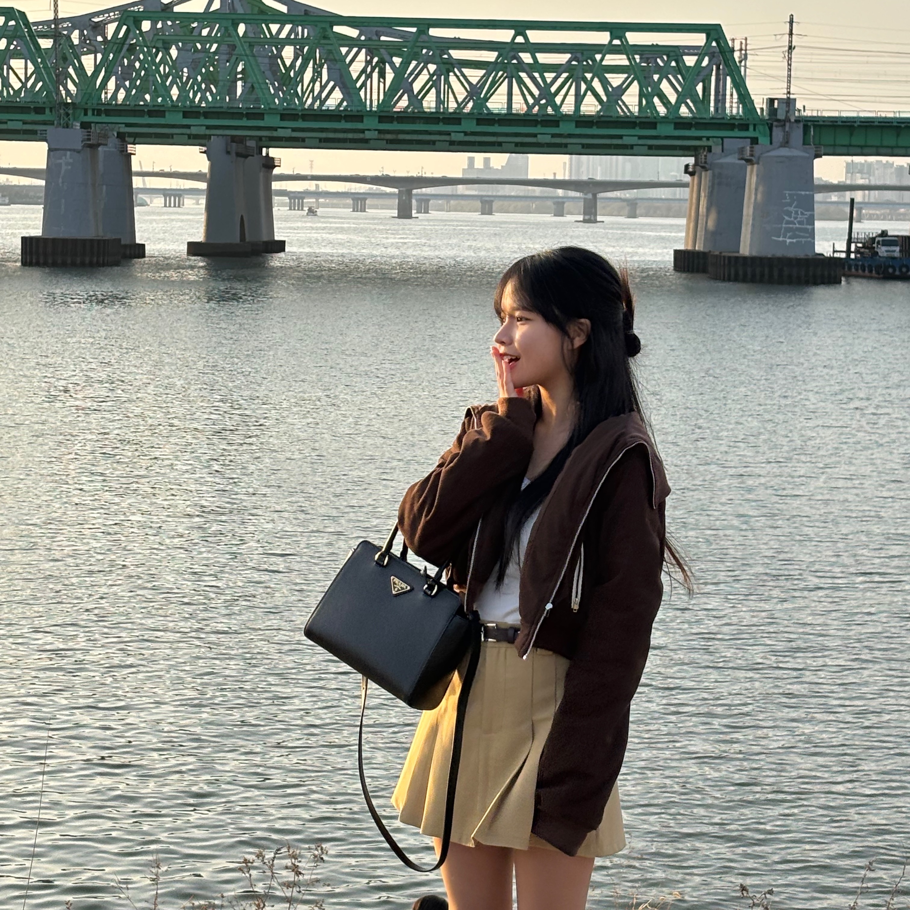 Prada Triangle Logo Saffiano Leather Mini Tote Bag Black 착용 스타일 - 2