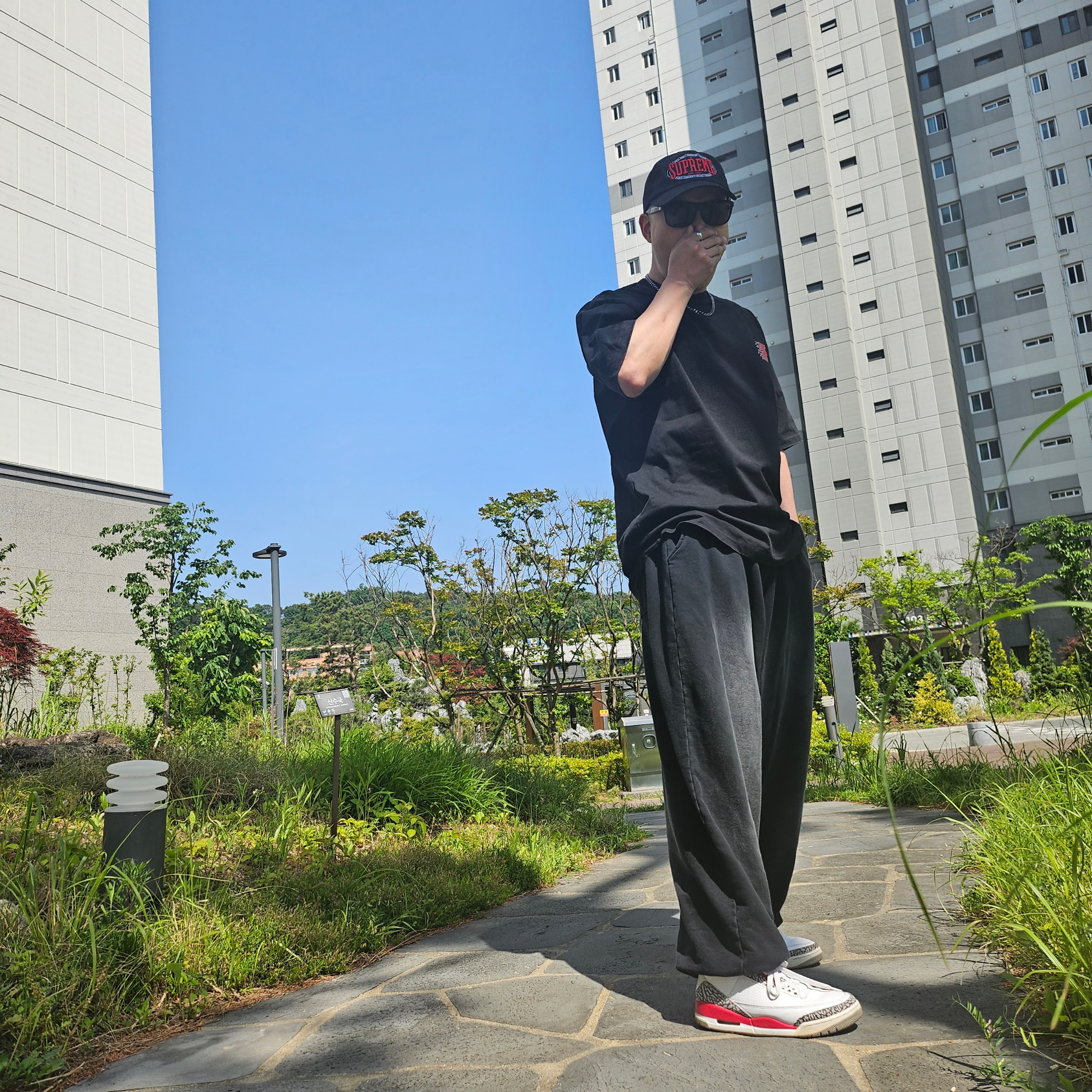 Supreme Warm Up 6-Panel Black - 23FW, Jordan 3 Retro Cardinal Red 착용 스타일 - 2