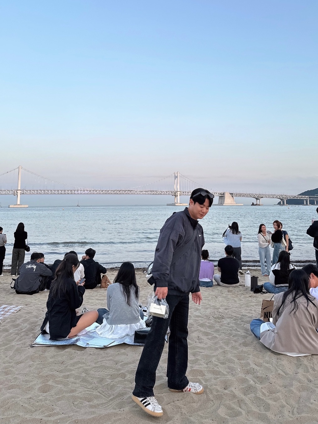 아디다스 x 송 포 더 뮤트 캠퍼스 80s 블리스 코어 블랙, 젠틀 몬스터 x 메종 마르지엘라 MM107 블랙 블랙 착용 스타일 - 1
