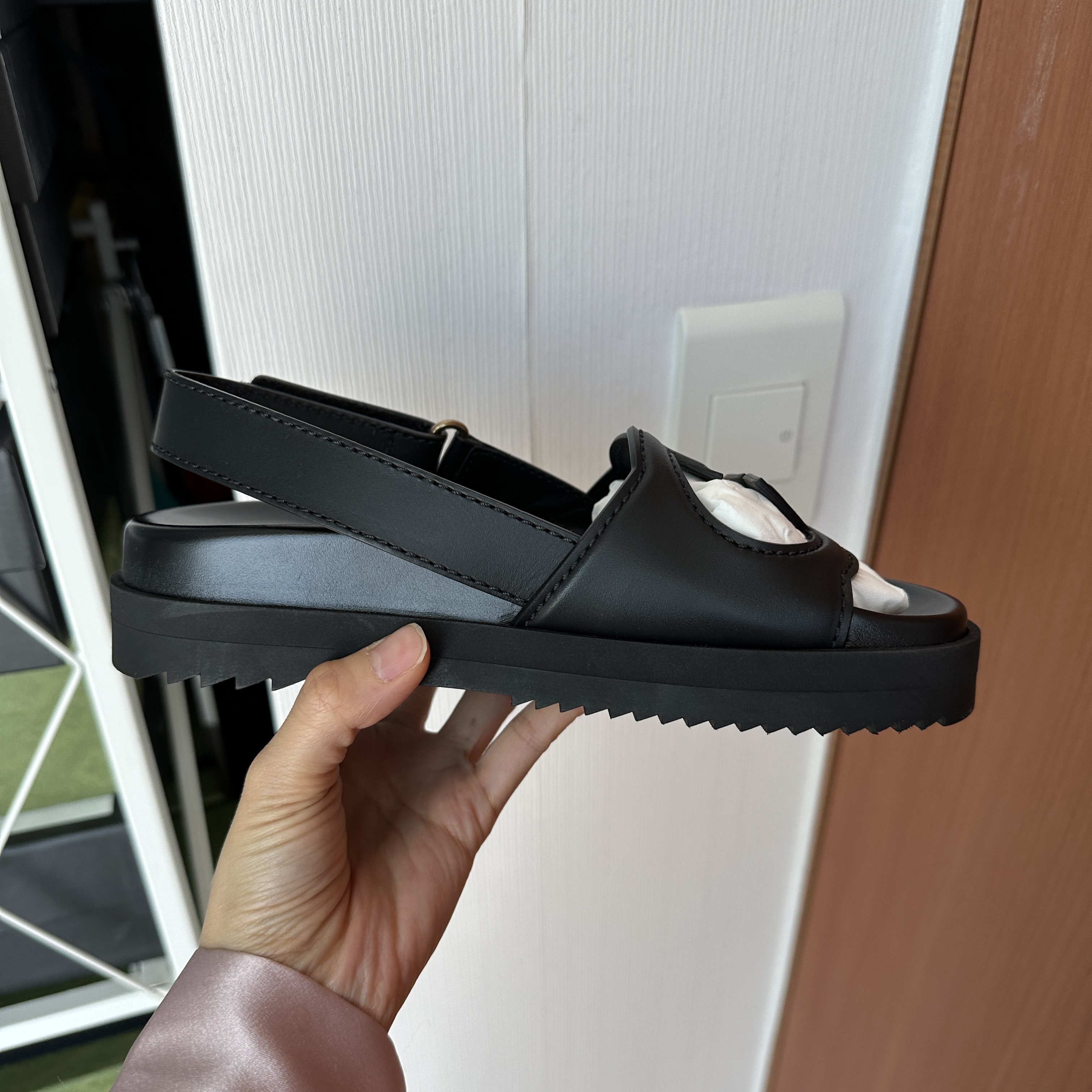 (W) Gucci Interlocking G Sandal White Leather, (W) Gucci Interlocking G Sandal Black Leather 착용 스타일 - 3