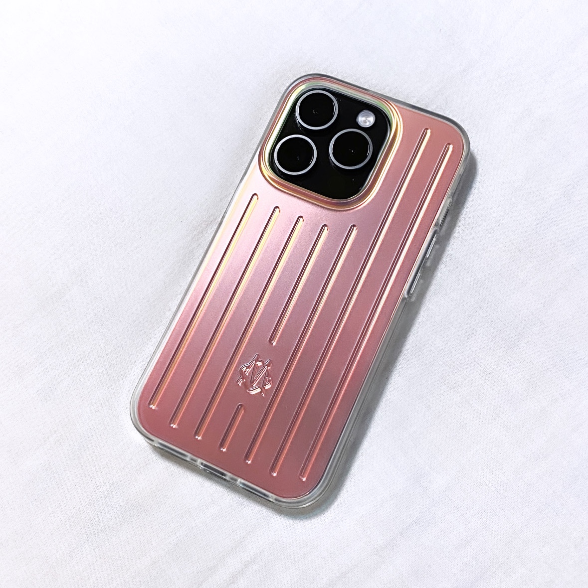 Rimowa iPhone 15 Pro Case Iridescent 착용 스타일 - 1