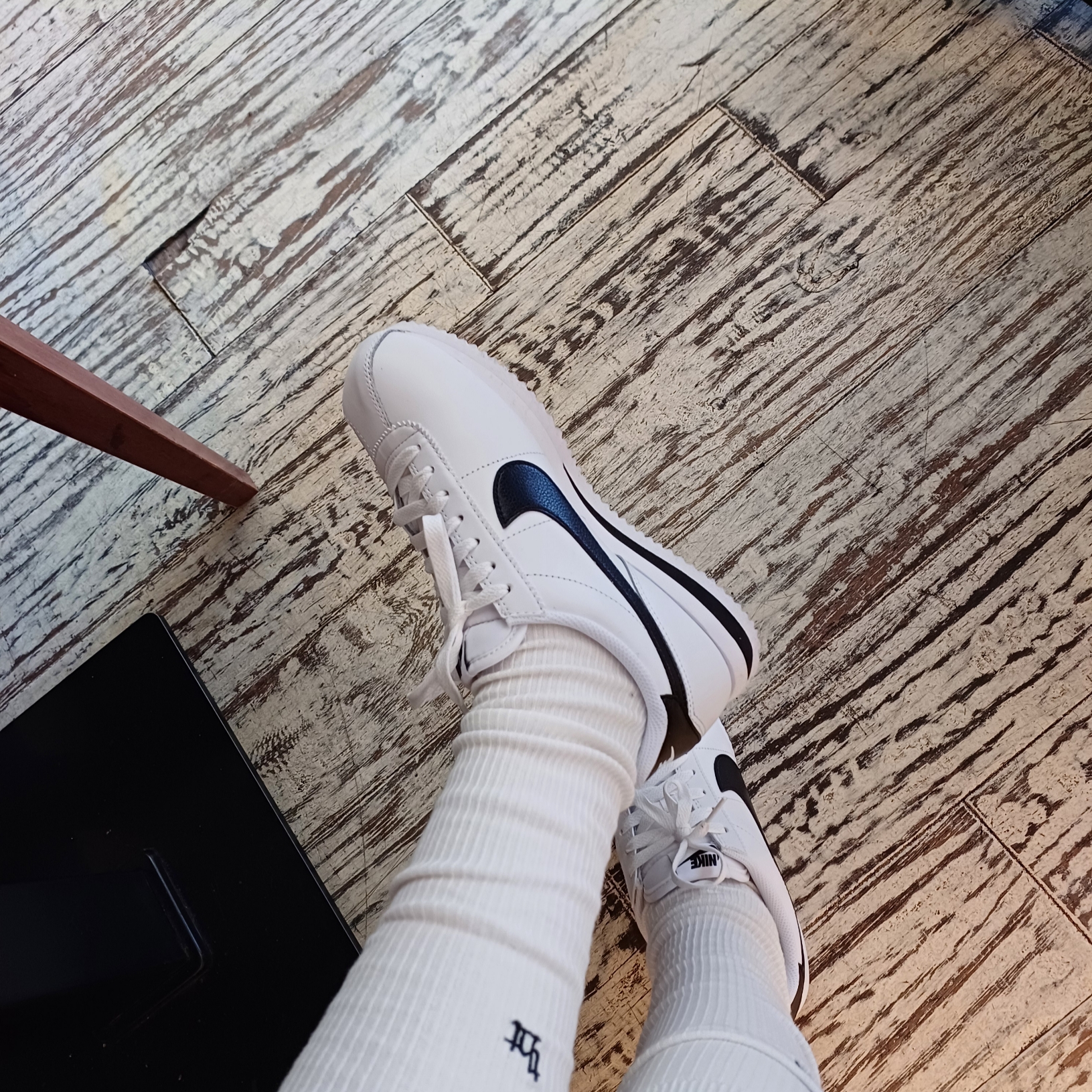 (W) Nike Cortez Leather White Black 착용 스타일