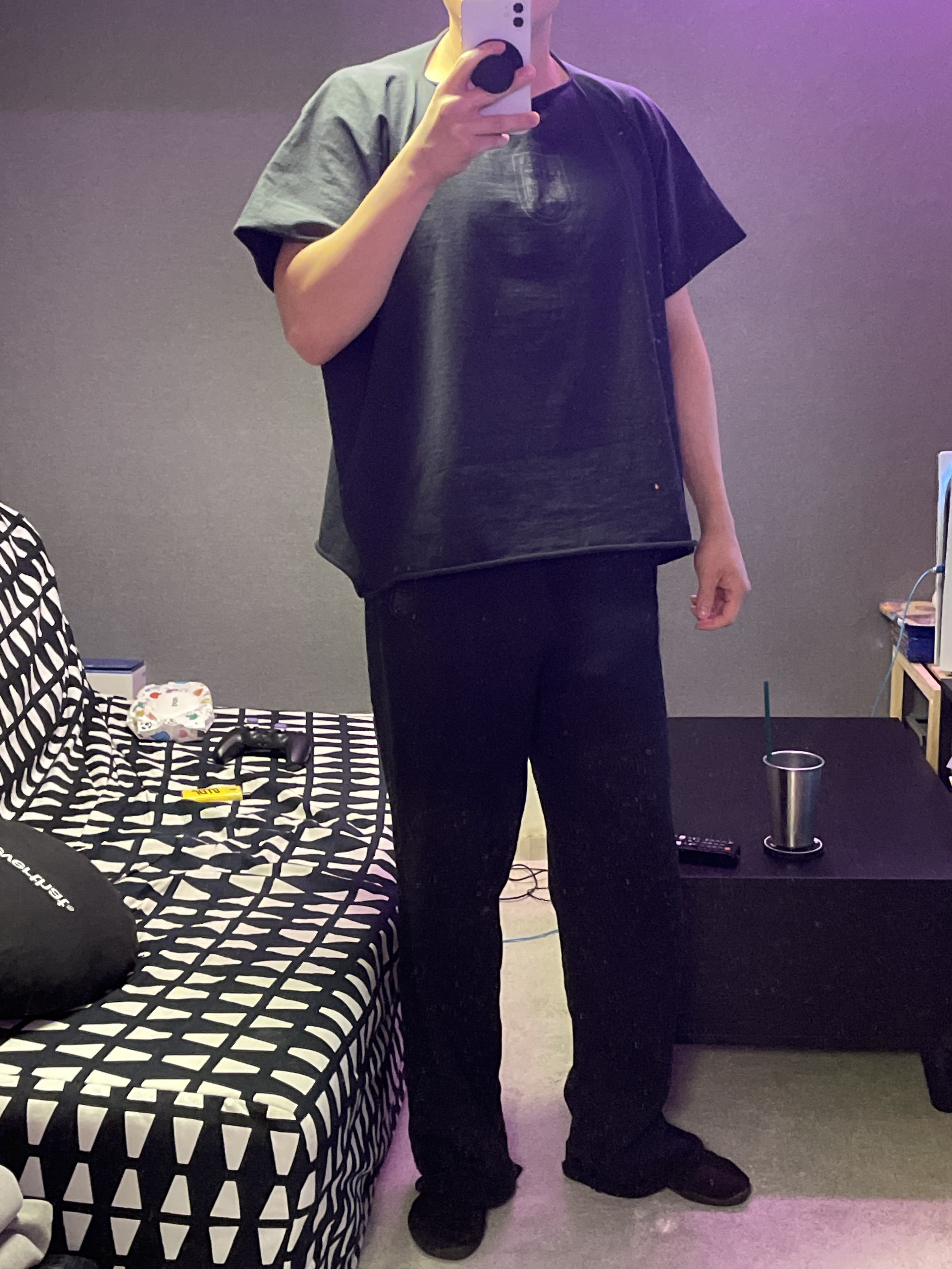 Yeezy YZY Pods Black, Yeezy Vultures Box T-Shirt Black 착용 스타일 - 4