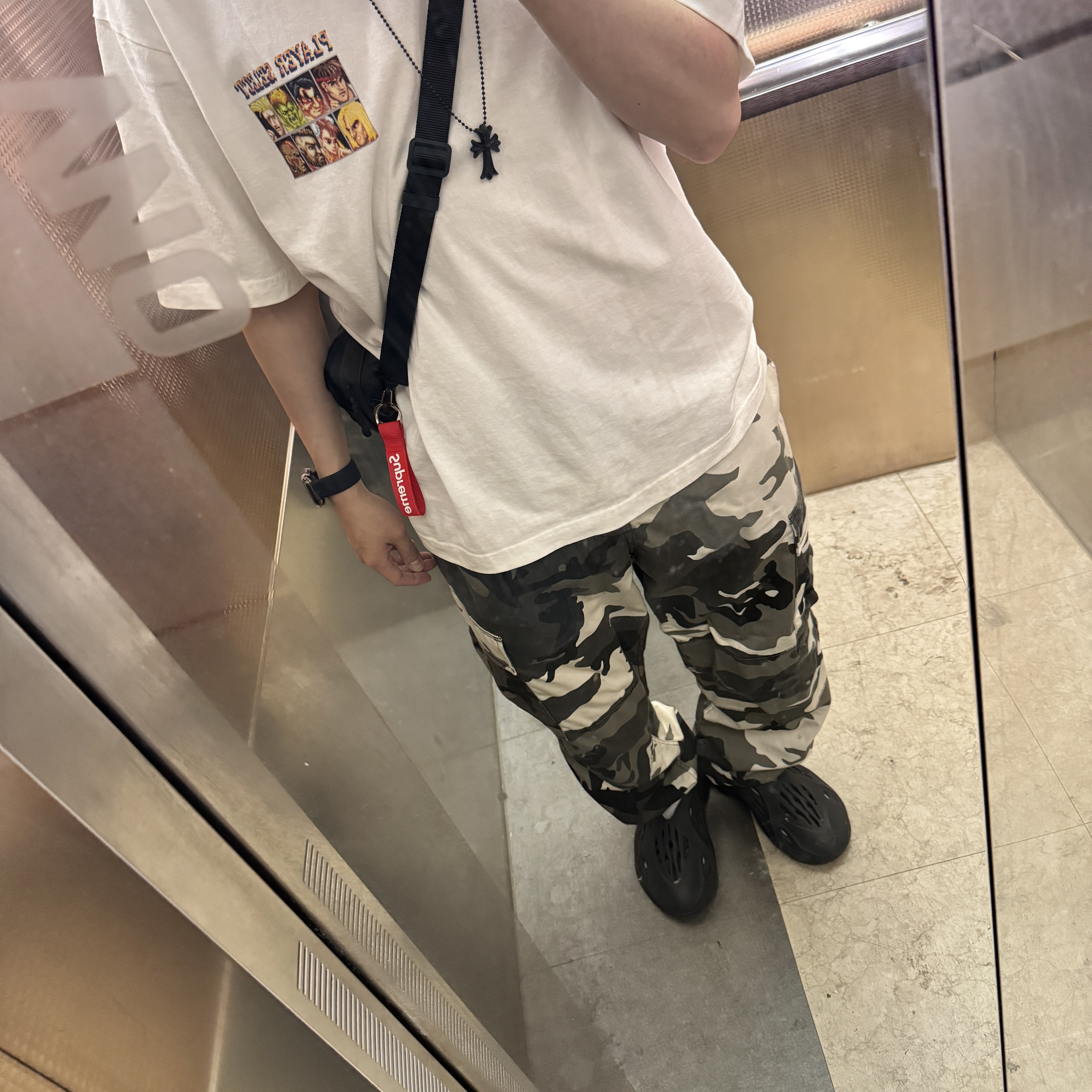 Supreme Webbing Keychain Red - 23SS, Chrome Hearts Silichrome CH Cross Pendant Black 2022/2023/2025 착용 스타일