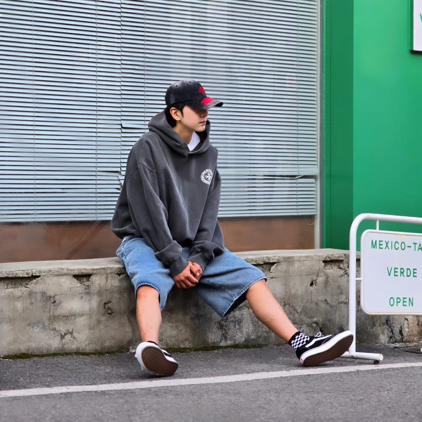 Punch Drunk Parties Circle Logo Garment Dyed Hoodie Charcoal, Vans ComfyCush Old Skool Black True white 착용 스타일 - 6