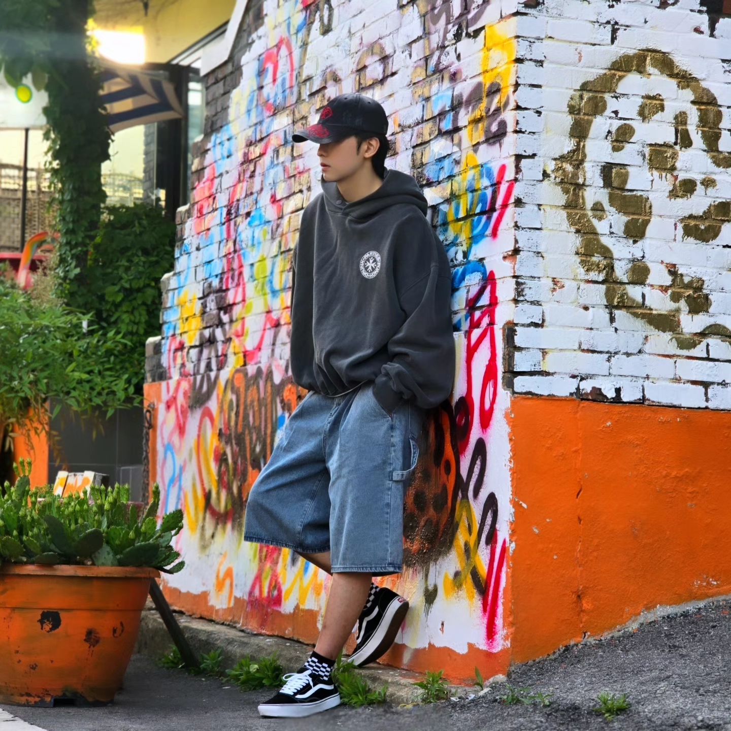 Punch Drunk Parties Circle Logo Garment Dyed Hoodie Charcoal, Vans ComfyCush Old Skool Black True white 착용 스타일 - 1