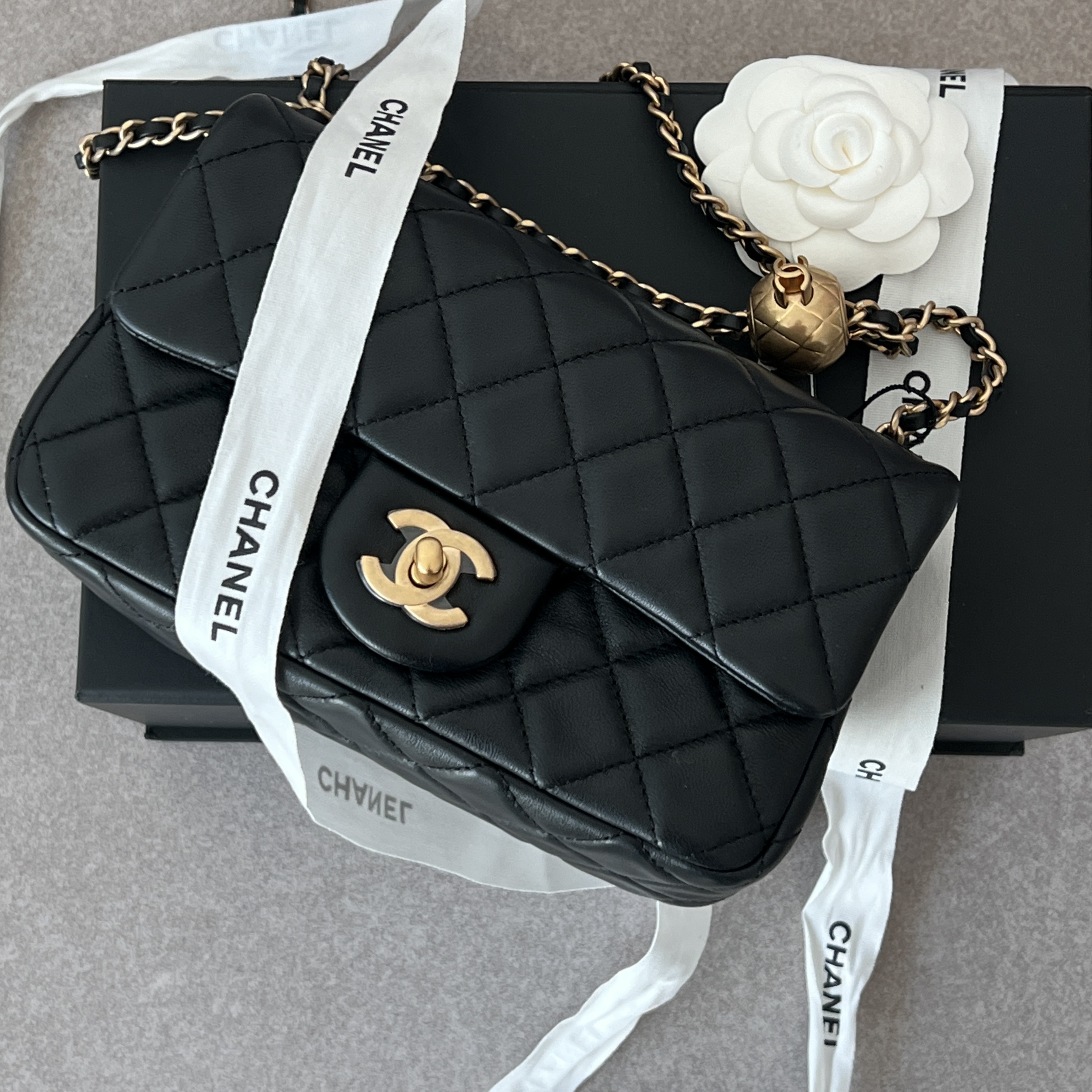 Chanel Flap Bag Lambskin & Gold Black 착용 스타일