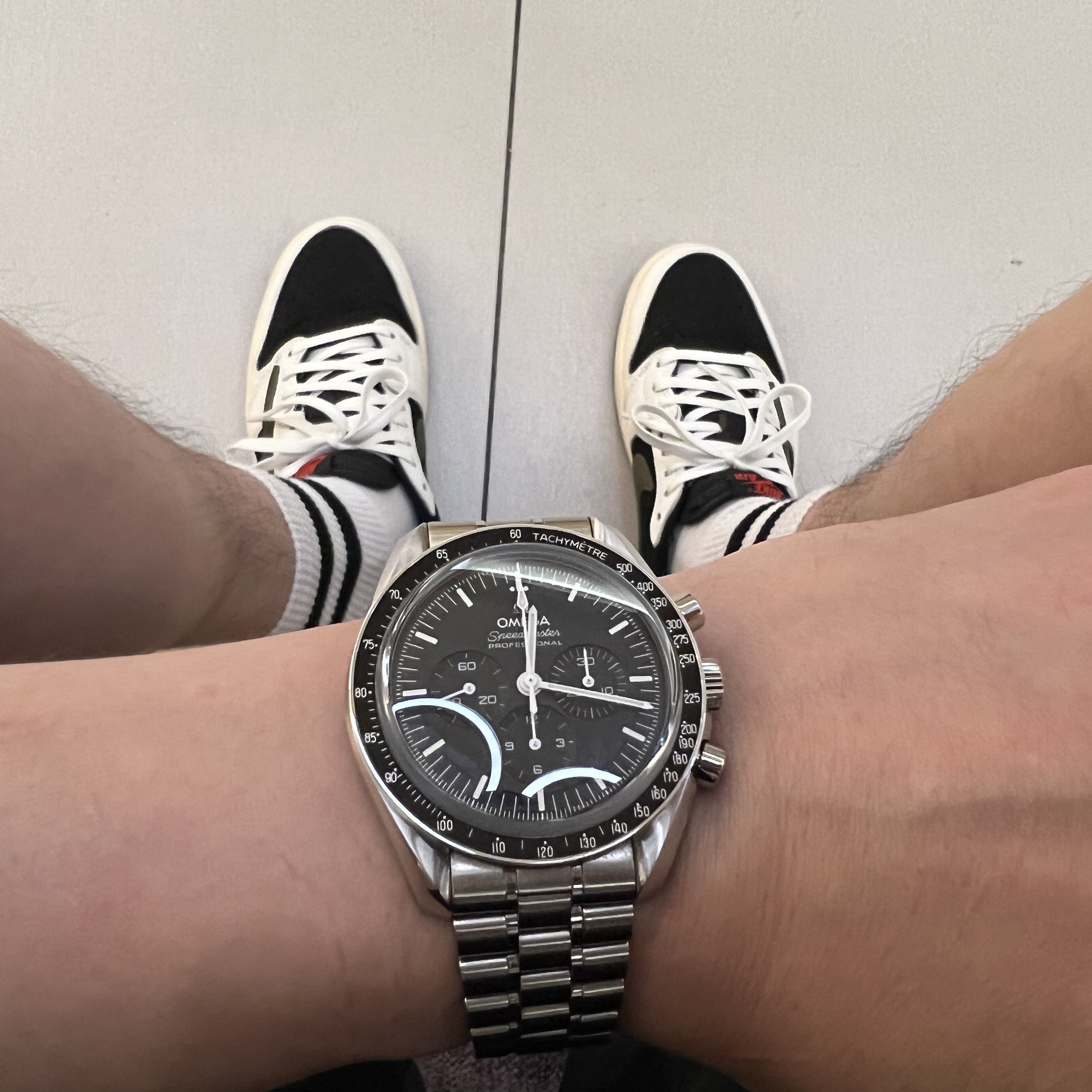 Omega Speedmaster Moonwatch Professional Co Axial Master Chronometer Chronograph Steel Black (Transparent Caseback Ver.), (W) Jordan 1 x Travis Scott Retro Low OG SP Medium Olive 착용 스타일