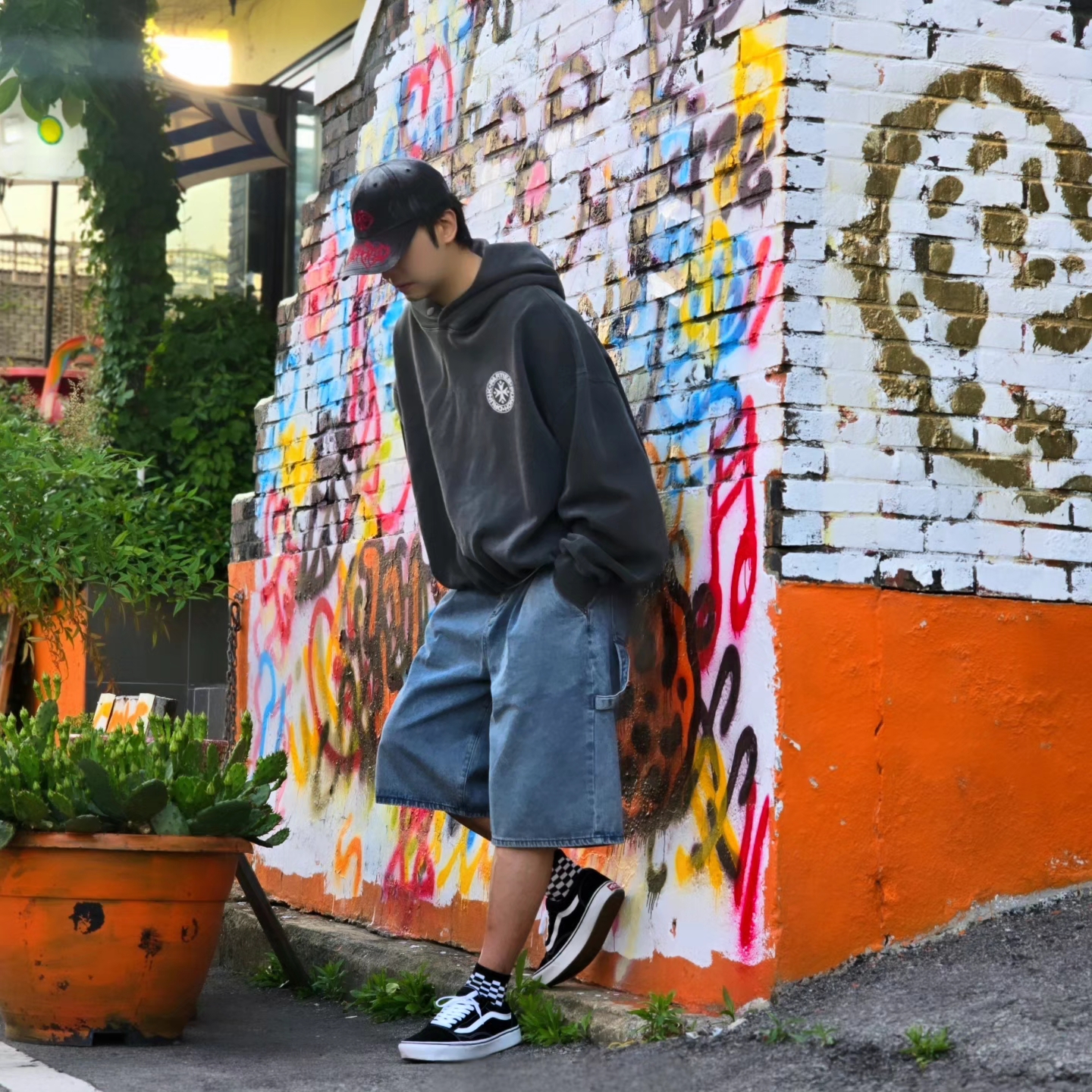 Punch Drunk Parties Circle Logo Garment Dyed Hoodie Charcoal, Vans ComfyCush Old Skool Black True white 착용 스타일 - 4