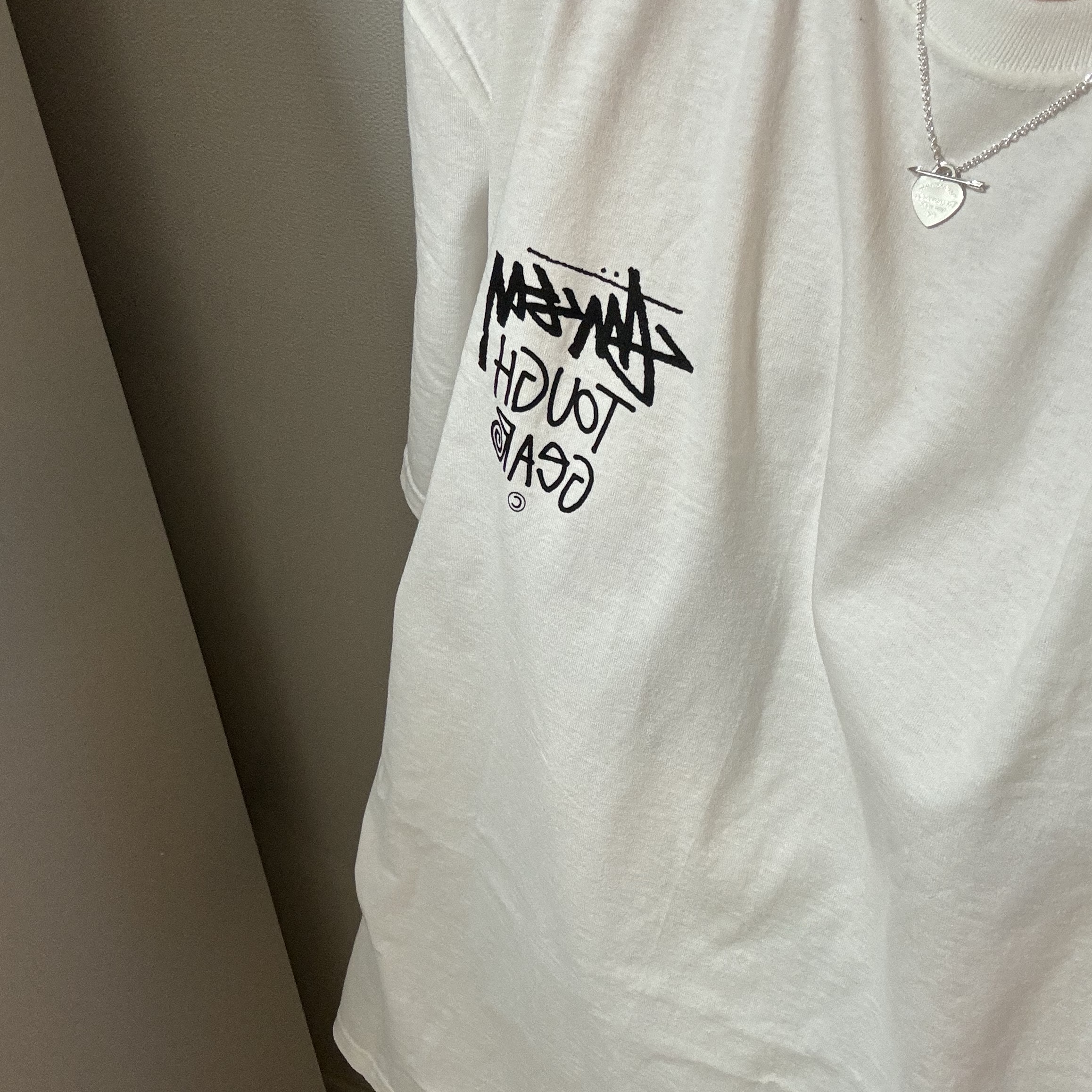 Stussy Tough Gear T-Shirt White, Tiffany & Co. Return To Tiffany Lovestruck Heart Tag Pendant Silver & Rose Gold 착용 스타일